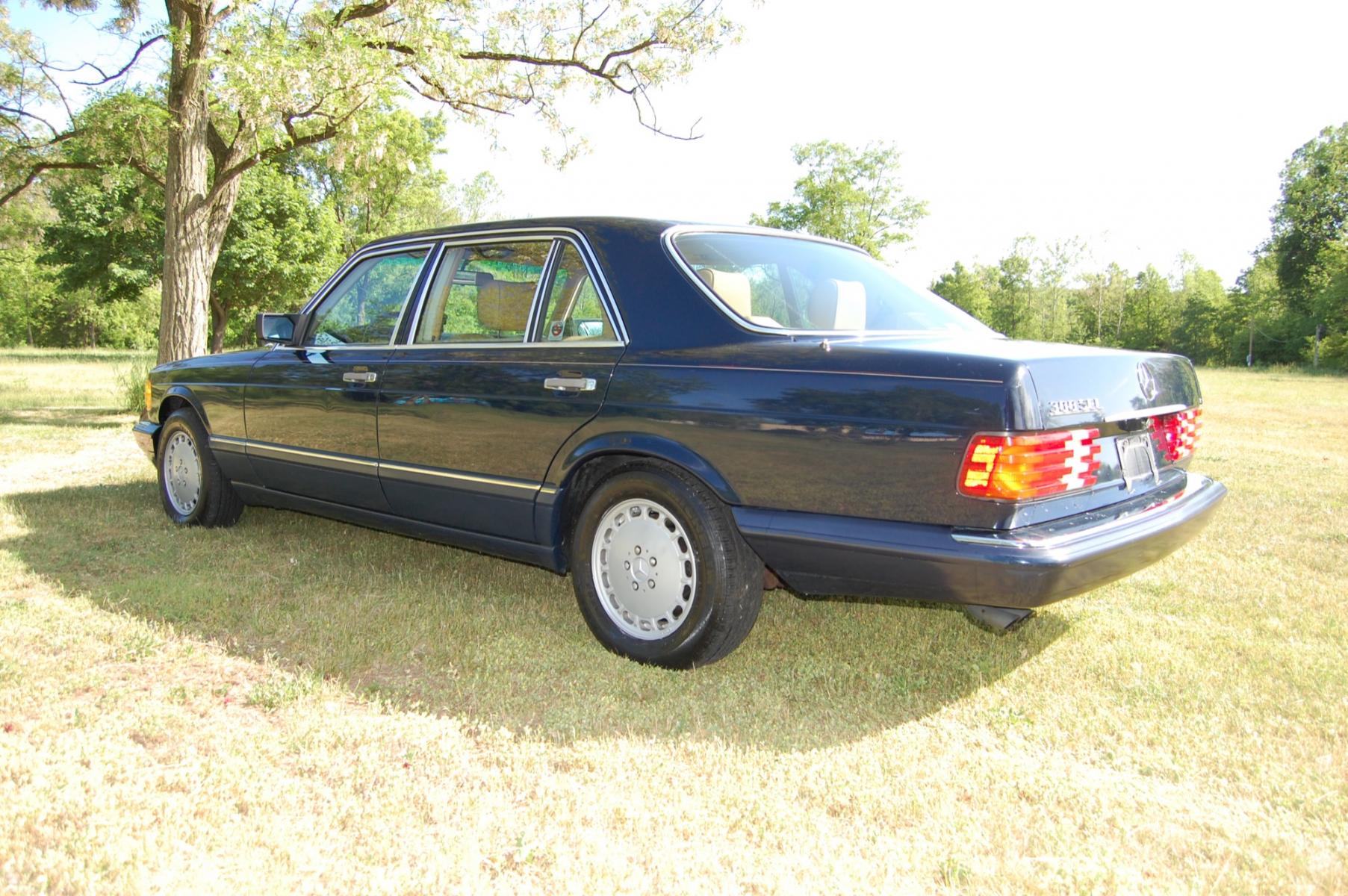 1989 Blue /Tan leather Mercedes-Benz 300 SEL (WDBCA25DXKA) with an 3.0L L6 SOHC 12V engine, 4-Speed Automatic transmission, located at 6528 Lower York Road, New Hope, PA, 18938, (215) 862-9555, 40.358707, -74.977882 - Here for sale is a very nice 1989 Mercedes-Benz 300SEL. Under the hood is a strong running 3.0 liter inline 6 cylinder which puts power to the rear wheels via good shifting automatic transmission. Features include; Tan leather interior, wood grain trim, power windows, power moonroof, power seats, - Photo #5