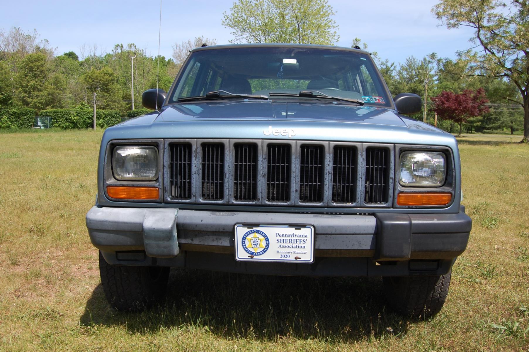 1998 Blue /Grey Jeep Cherokee Sport 4-Door 4WD (1J4FJ68S2WL) with an 4.0L L6 OHV 12V engine, Automatic transmission, located at 6528 Lower York Road, New Hope, PA, 18938, (215) 862-9555, 40.358707, -74.977882 - Here for sale is a 1998 Jeep Cherokee, has a 4.0 Liter straight six cylinder engine putting power to all 4 wheels via automatic transmission. The interior offers gray cloth, heat/AC, rear defrost, AM/FM/tape/CD sound system. Tilt wheel, power windows, locks and mirrors. Dual front air bags. Exteri - Photo #4