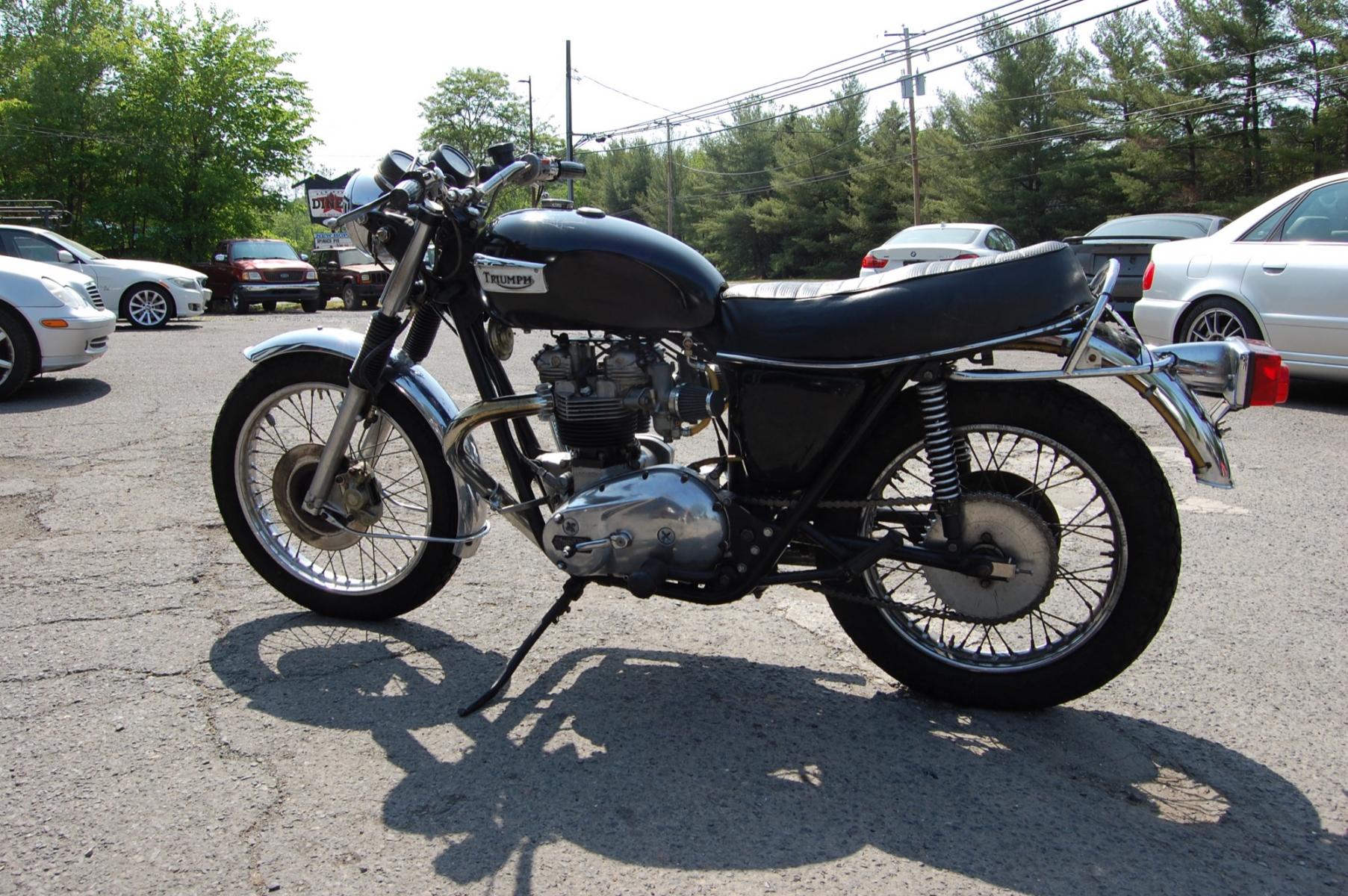 1977 Black Triumph Bonneville (T140VKP7690) , Manual transmission, located at 6528 Lower York Road, New Hope, PA, 18938, (215) 862-9555, 40.358707, -74.977882 - Here we have a very cool Triumph Bonneville 750. The engine was recently rebuilt and has good compression. 5 speed gearbox, black paint with Chrome accents. Starts right up and is ready to ride. Give us a call with any questions you may have at 215-862-9555. All prices exclude tax, tags, and our dea - Photo #0