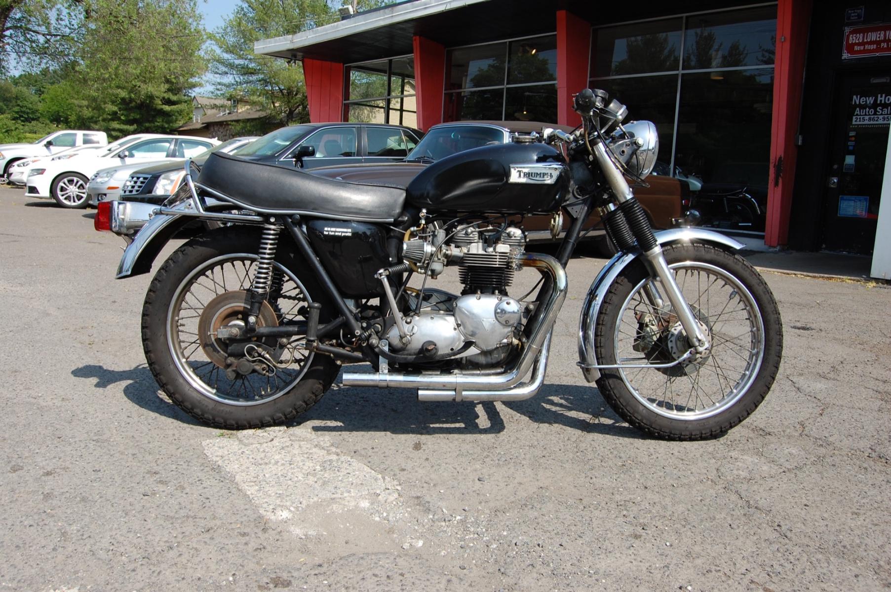 1977 Black Triumph Bonneville (T140VKP7690) , Manual transmission, located at 6528 Lower York Road, New Hope, PA, 18938, (215) 862-9555, 40.358707, -74.977882 - Here we have a very cool Triumph Bonneville 750. The engine was recently rebuilt and has good compression. 5 speed gearbox, black paint with Chrome accents. Starts right up and is ready to ride. Give us a call with any questions you may have at 215-862-9555. All prices exclude tax, tags, and our dea - Photo #3