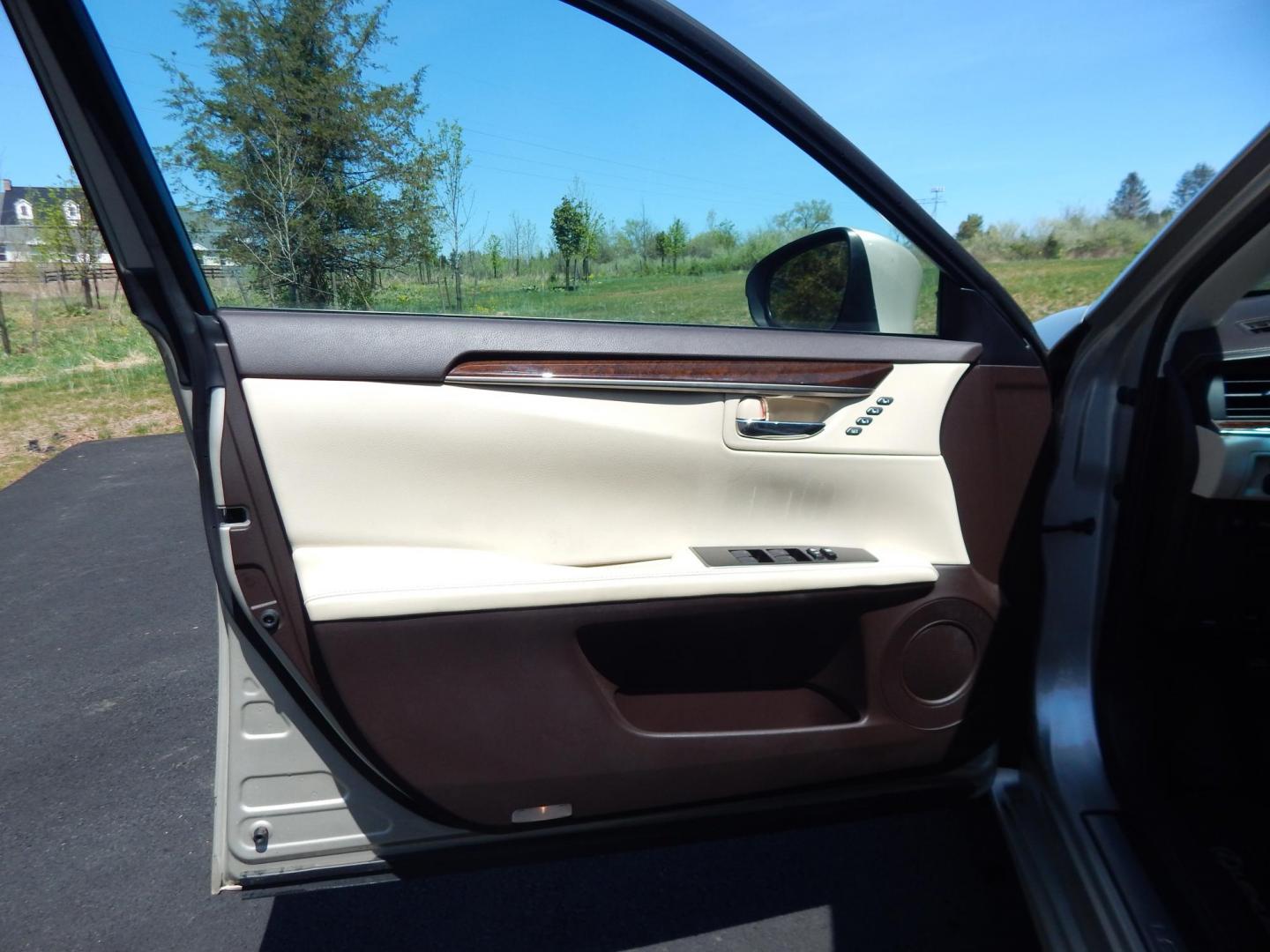 2016 Gold /Tan Lexus ES 350 Sedan (58ABK1GG0GU) with an 3.5L V6 DOHC 24V engine, 6A transmission, located at 6528 Lower York Road, New Hope, PA, 18938, (215) 862-9555, 40.358707, -74.977882 - Here we have a beautiful Lexus ES350 with 36k original miles! This Lexus has a 3.5L V6 putting power to the ground via a FWD automatic transmission. Options include: tan/brown leather with wood trim, heated and cooled front seats, heated steering wheel, AM/FM/CD/SAT/BLUETOOTH radio, navigation, back - Photo#10