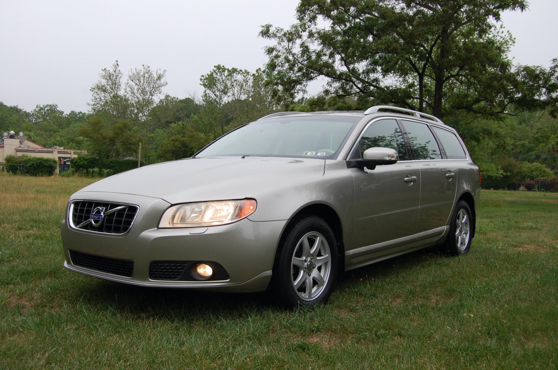 2010 Gold /Beige Leather Volvo V70 3.2 (YV1960BW5A1) with an 3.2L L6 DOHC 24V engine, 6-Speed Automatic Overdrive transmission, located at 6528 Lower York Road, New Hope, PA, 18938, (215) 862-9555, 40.358707, -74.977882 - Here for sale is a very nice, ONE OWNER, 2010 Volvo V70 wagon. Under the hood is a strong running 3.2 liter inline 6 cylinder which puts power to the front wheels via a smooth shifting automatic transmission. Features include; Beige leather interior, wood grain trim, keyless entry system, 2 maste - Photo #0