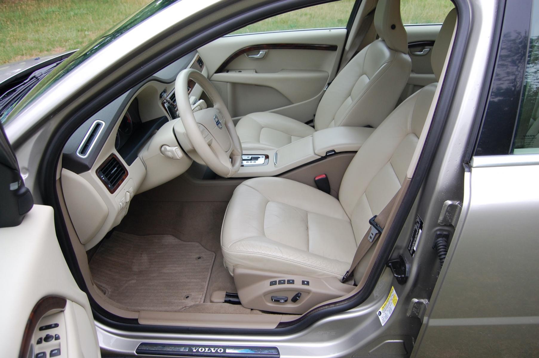 2010 Gold /Beige Leather Volvo V70 3.2 (YV1960BW5A1) with an 3.2L L6 DOHC 24V engine, 6-Speed Automatic Overdrive transmission, located at 6528 Lower York Road, New Hope, PA, 18938, (215) 862-9555, 40.358707, -74.977882 - Here for sale is a very nice, ONE OWNER, 2010 Volvo V70 wagon. Under the hood is a strong running 3.2 liter inline 6 cylinder which puts power to the front wheels via a smooth shifting automatic transmission. Features include; Beige leather interior, wood grain trim, keyless entry system, 2 maste - Photo #9