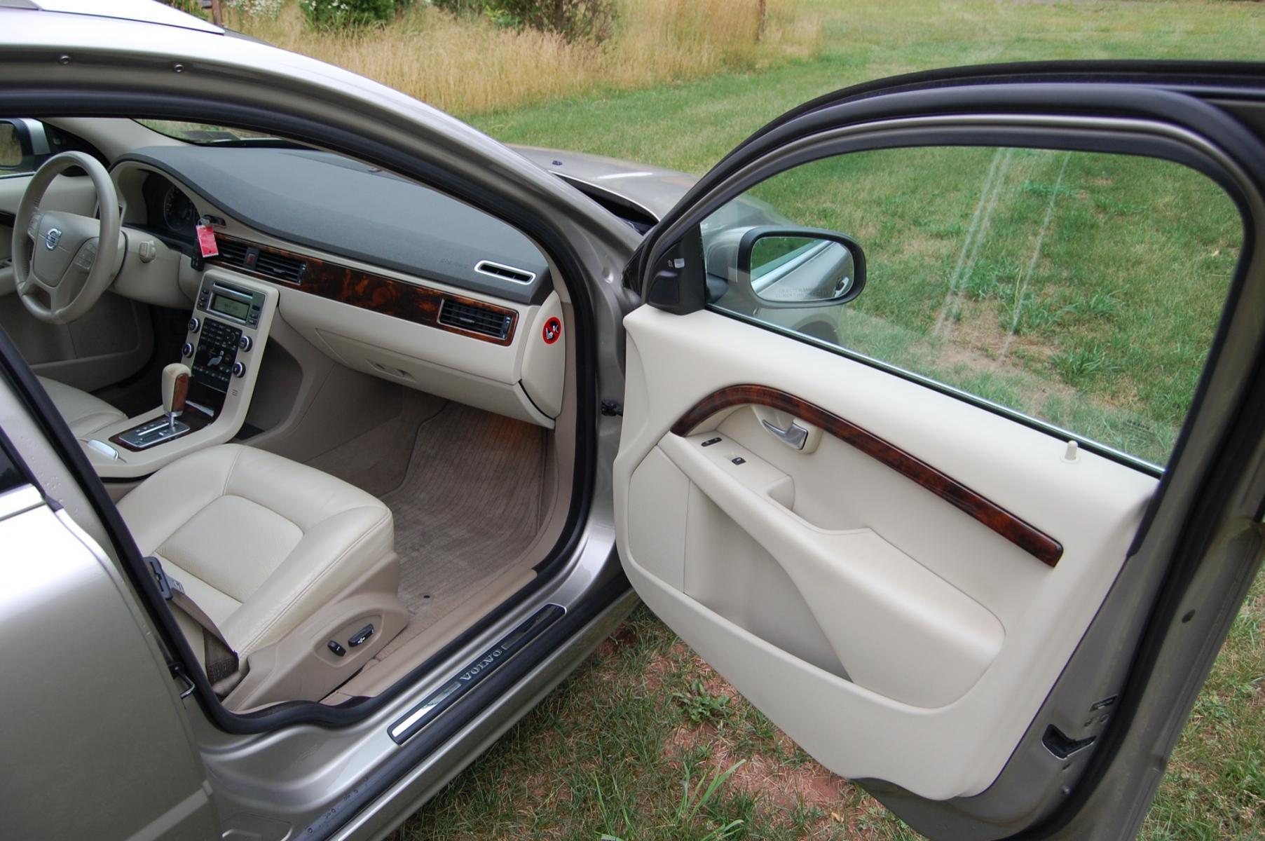 2010 Gold /Beige Leather Volvo V70 3.2 (YV1960BW5A1) with an 3.2L L6 DOHC 24V engine, 6-Speed Automatic Overdrive transmission, located at 6528 Lower York Road, New Hope, PA, 18938, (215) 862-9555, 40.358707, -74.977882 - Here for sale is a very nice, ONE OWNER, 2010 Volvo V70 wagon. Under the hood is a strong running 3.2 liter inline 6 cylinder which puts power to the front wheels via a smooth shifting automatic transmission. Features include; Beige leather interior, wood grain trim, keyless entry system, 2 maste - Photo #15