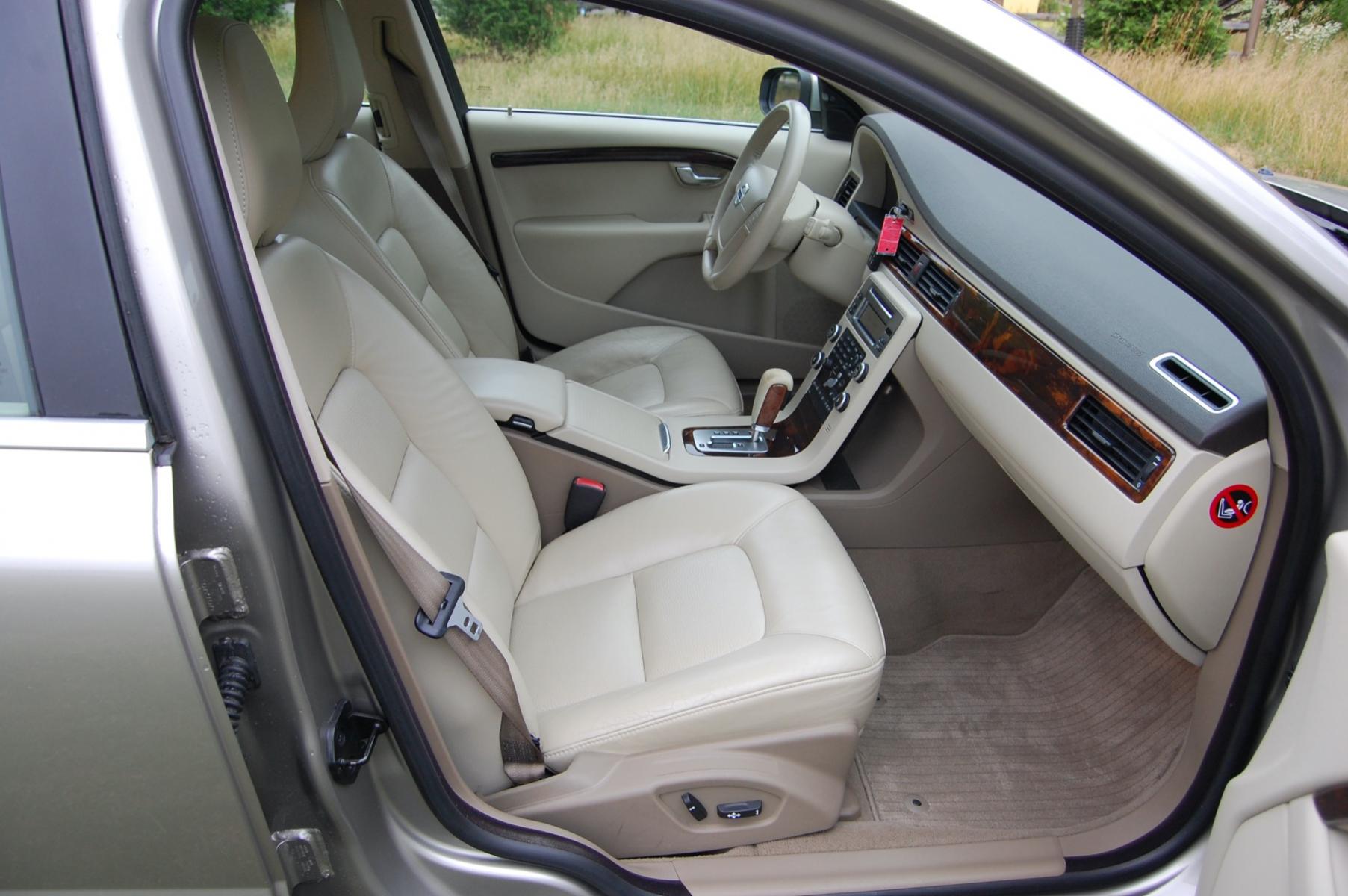 2010 Gold /Beige Leather Volvo V70 3.2 (YV1960BW5A1) with an 3.2L L6 DOHC 24V engine, 6-Speed Automatic Overdrive transmission, located at 6528 Lower York Road, New Hope, PA, 18938, (215) 862-9555, 40.358707, -74.977882 - Here for sale is a very nice, ONE OWNER, 2010 Volvo V70 wagon. Under the hood is a strong running 3.2 liter inline 6 cylinder which puts power to the front wheels via a smooth shifting automatic transmission. Features include; Beige leather interior, wood grain trim, keyless entry system, 2 maste - Photo #16