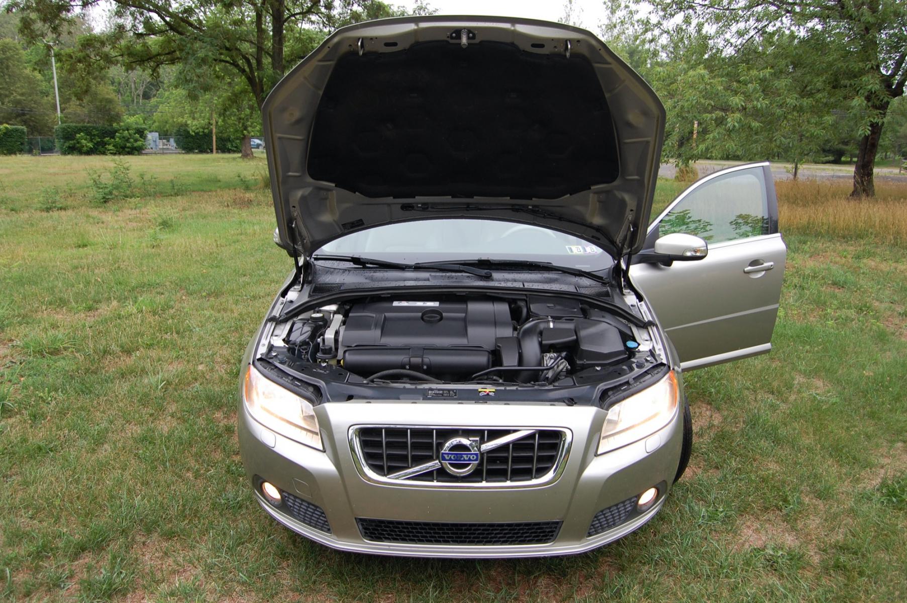 2010 Gold /Beige Leather Volvo V70 3.2 (YV1960BW5A1) with an 3.2L L6 DOHC 24V engine, 6-Speed Automatic Overdrive transmission, located at 6528 Lower York Road, New Hope, PA, 18938, (215) 862-9555, 40.358707, -74.977882 - Photo #23