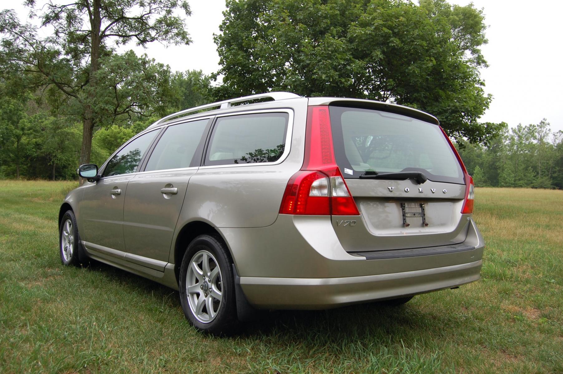 2010 Gold /Beige Leather Volvo V70 3.2 (YV1960BW5A1) with an 3.2L L6 DOHC 24V engine, 6-Speed Automatic Overdrive transmission, located at 6528 Lower York Road, New Hope, PA, 18938, (215) 862-9555, 40.358707, -74.977882 - Photo #2
