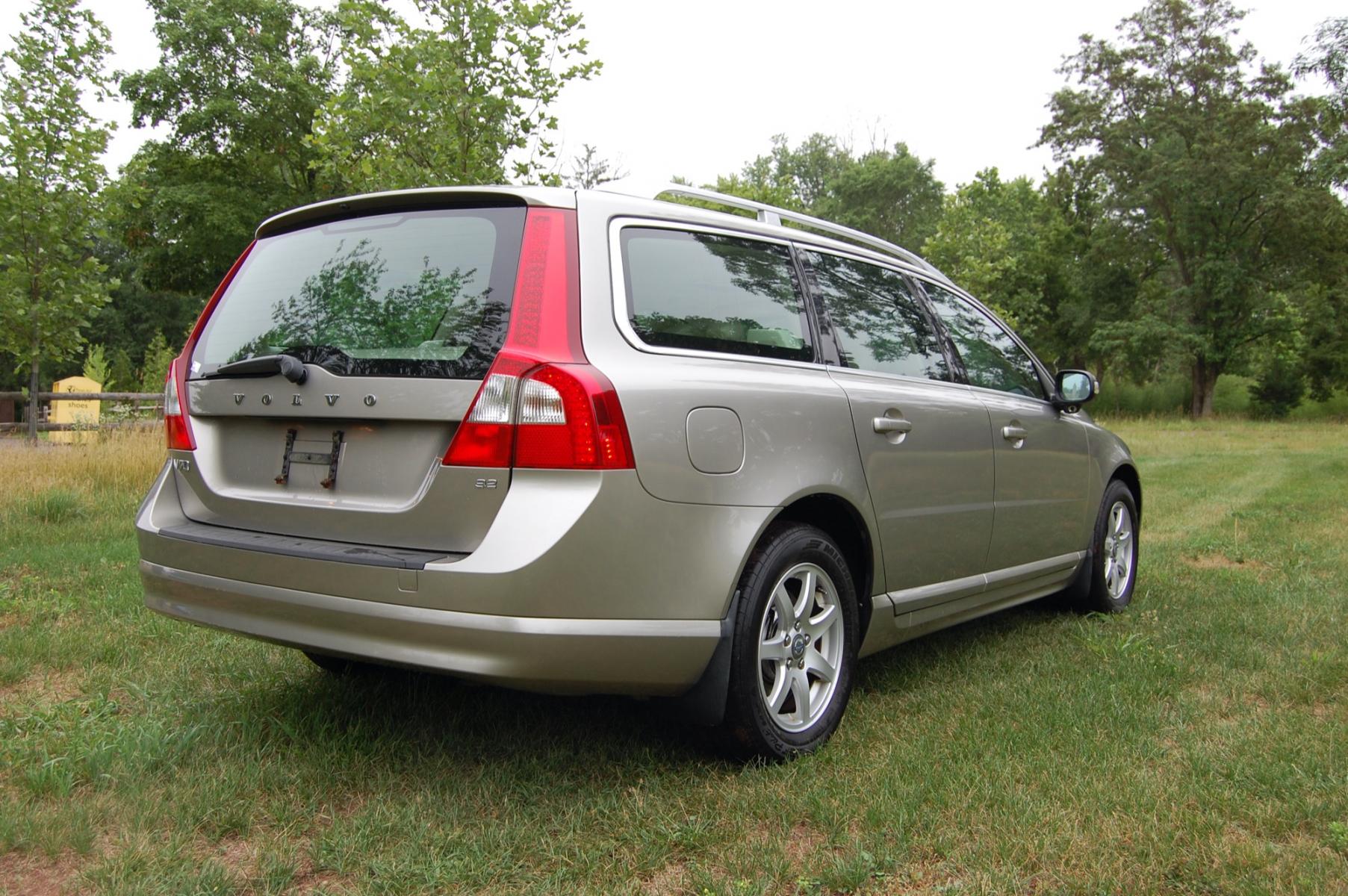 2010 Gold /Beige Leather Volvo V70 3.2 (YV1960BW5A1) with an 3.2L L6 DOHC 24V engine, 6-Speed Automatic Overdrive transmission, located at 6528 Lower York Road, New Hope, PA, 18938, (215) 862-9555, 40.358707, -74.977882 - Here for sale is a very nice, ONE OWNER, 2010 Volvo V70 wagon. Under the hood is a strong running 3.2 liter inline 6 cylinder which puts power to the front wheels via a smooth shifting automatic transmission. Features include; Beige leather interior, wood grain trim, keyless entry system, 2 maste - Photo #4