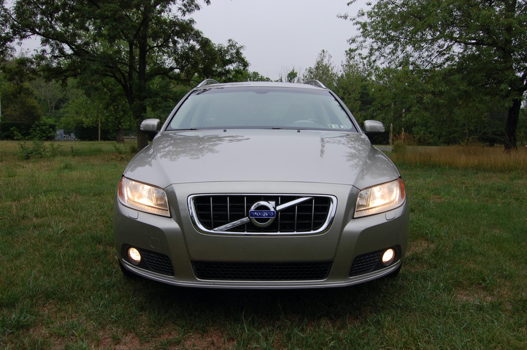 2010 Gold /Beige Leather Volvo V70 3.2 (YV1960BW5A1) with an 3.2L L6 DOHC 24V engine, 6-Speed Automatic Overdrive transmission, located at 6528 Lower York Road, New Hope, PA, 18938, (215) 862-9555, 40.358707, -74.977882 - Photo #7