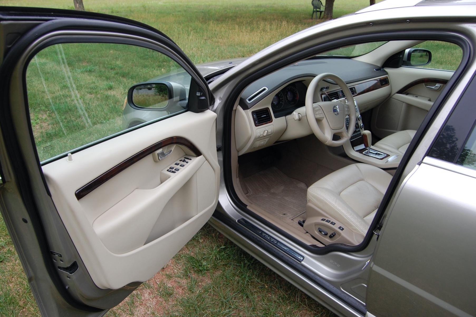 2010 Gold /Beige Leather Volvo V70 3.2 (YV1960BW5A1) with an 3.2L L6 DOHC 24V engine, 6-Speed Automatic Overdrive transmission, located at 6528 Lower York Road, New Hope, PA, 18938, (215) 862-9555, 40.358707, -74.977882 - Here for sale is a very nice, ONE OWNER, 2010 Volvo V70 wagon. Under the hood is a strong running 3.2 liter inline 6 cylinder which puts power to the front wheels via a smooth shifting automatic transmission. Features include; Beige leather interior, wood grain trim, keyless entry system, 2 maste - Photo #8