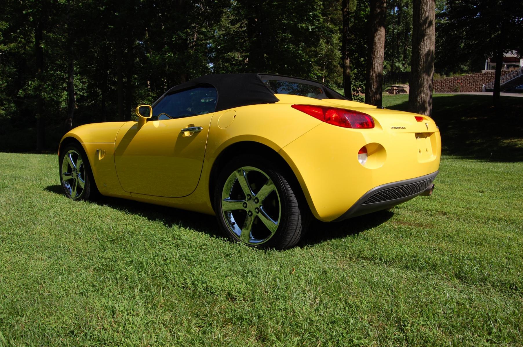 2007 Yellow /Black Leather Pontiac Solstice Base (1G2MB35B97Y) with an 2.4L L4 DOHC 16V engine, Manual transmission, located at 6528 Lower York Road, New Hope, PA, 18938, (215) 862-9555, 40.358707, -74.977882 - Here we have a Pontiac Solstice with a 2.4L 4 cylinder engine putting power to the rear wheels via a 5 speed manual transmission. The interior offers black leather, cruise control, tilt steering wheel, A/C, roll up windows, manual locks, AM/FM/CD/AUX radio, drivers/passengers front airbags for safet - Photo #13
