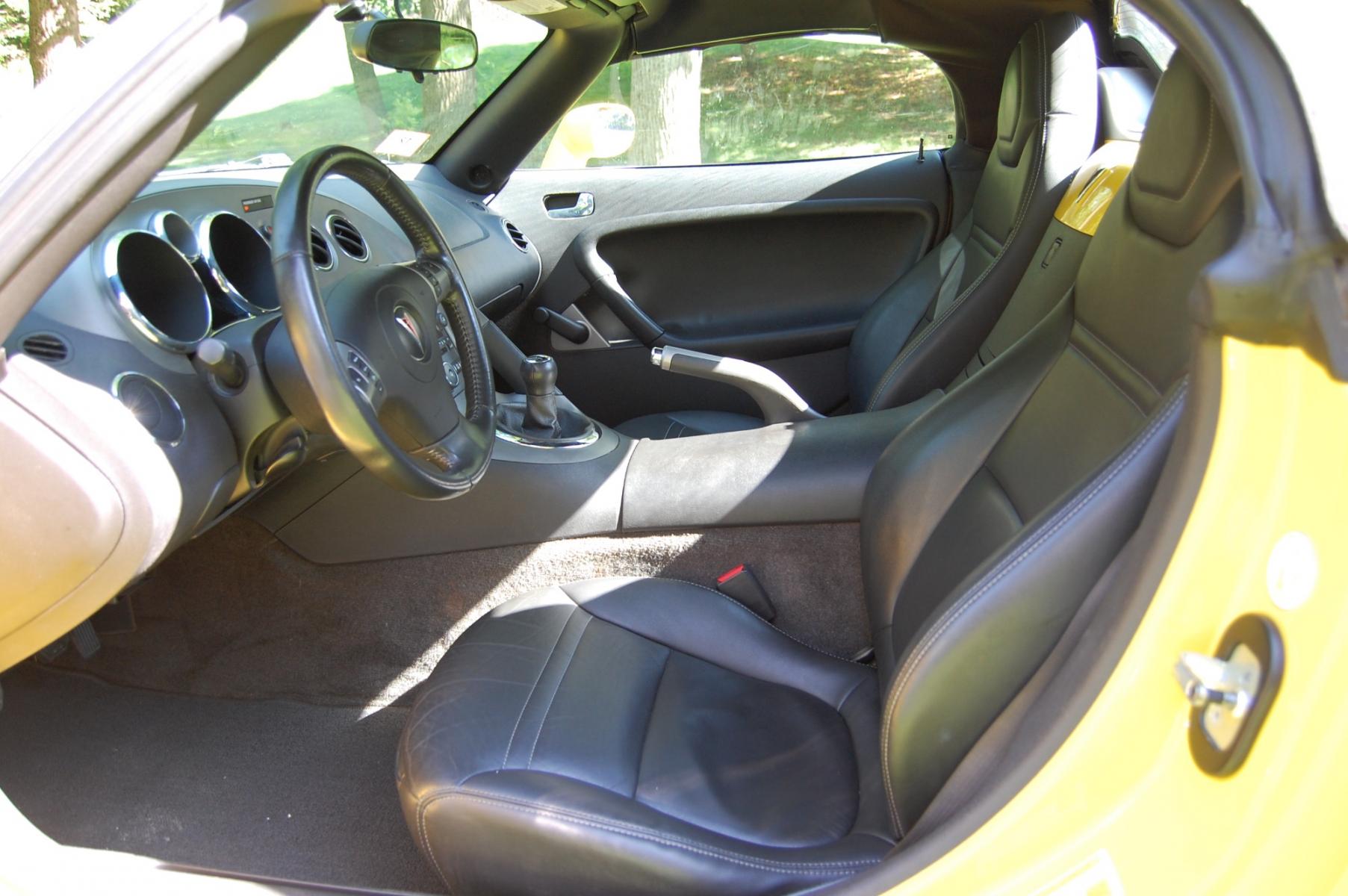 2007 Yellow /Black Leather Pontiac Solstice Base (1G2MB35B97Y) with an 2.4L L4 DOHC 16V engine, Manual transmission, located at 6528 Lower York Road, New Hope, PA, 18938, (215) 862-9555, 40.358707, -74.977882 - Here we have a Pontiac Solstice with a 2.4L 4 cylinder engine putting power to the rear wheels via a 5 speed manual transmission. The interior offers black leather, cruise control, tilt steering wheel, A/C, roll up windows, manual locks, AM/FM/CD/AUX radio, drivers/passengers front airbags for safet - Photo #20
