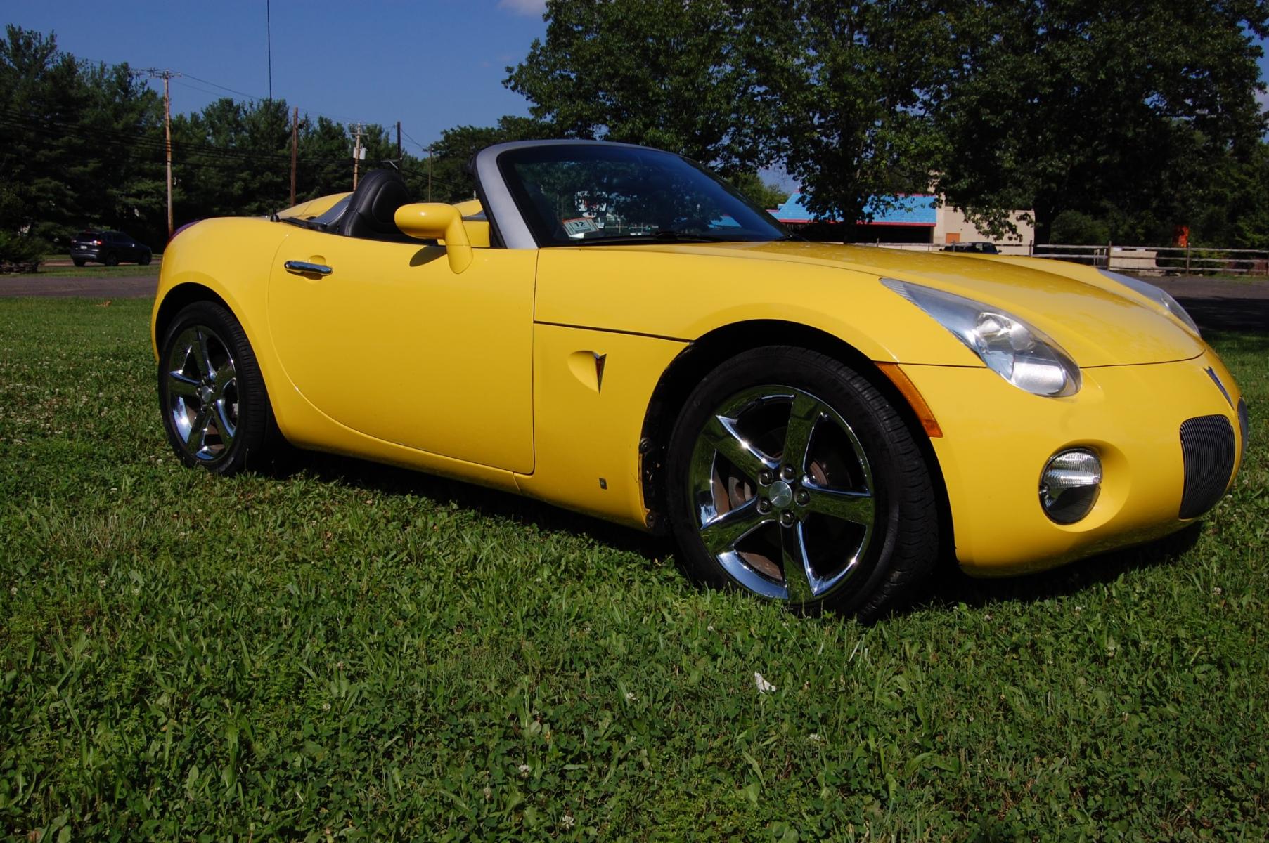 2007 Yellow /Black Leather Pontiac Solstice Base (1G2MB35B97Y) with an 2.4L L4 DOHC 16V engine, Manual transmission, located at 6528 Lower York Road, New Hope, PA, 18938, (215) 862-9555, 40.358707, -74.977882 - Here we have a Pontiac Solstice with a 2.4L 4 cylinder engine putting power to the rear wheels via a 5 speed manual transmission. The interior offers black leather, cruise control, tilt steering wheel, A/C, roll up windows, manual locks, AM/FM/CD/AUX radio, drivers/passengers front airbags for safet - Photo #5