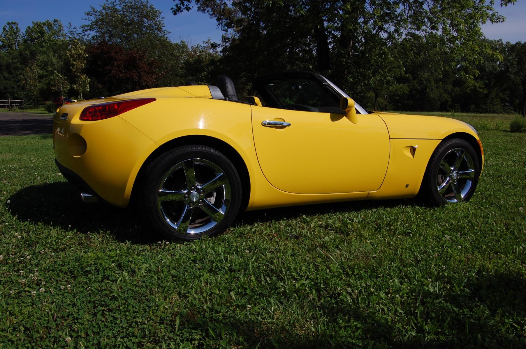 2007 Yellow /Black Leather Pontiac Solstice Base (1G2MB35B97Y) with an 2.4L L4 DOHC 16V engine, Manual transmission, located at 6528 Lower York Road, New Hope, PA, 18938, (215) 862-9555, 40.358707, -74.977882 - Here we have a Pontiac Solstice with a 2.4L 4 cylinder engine putting power to the rear wheels via a 5 speed manual transmission. The interior offers black leather, cruise control, tilt steering wheel, A/C, roll up windows, manual locks, AM/FM/CD/AUX radio, drivers/passengers front airbags for safet - Photo #6