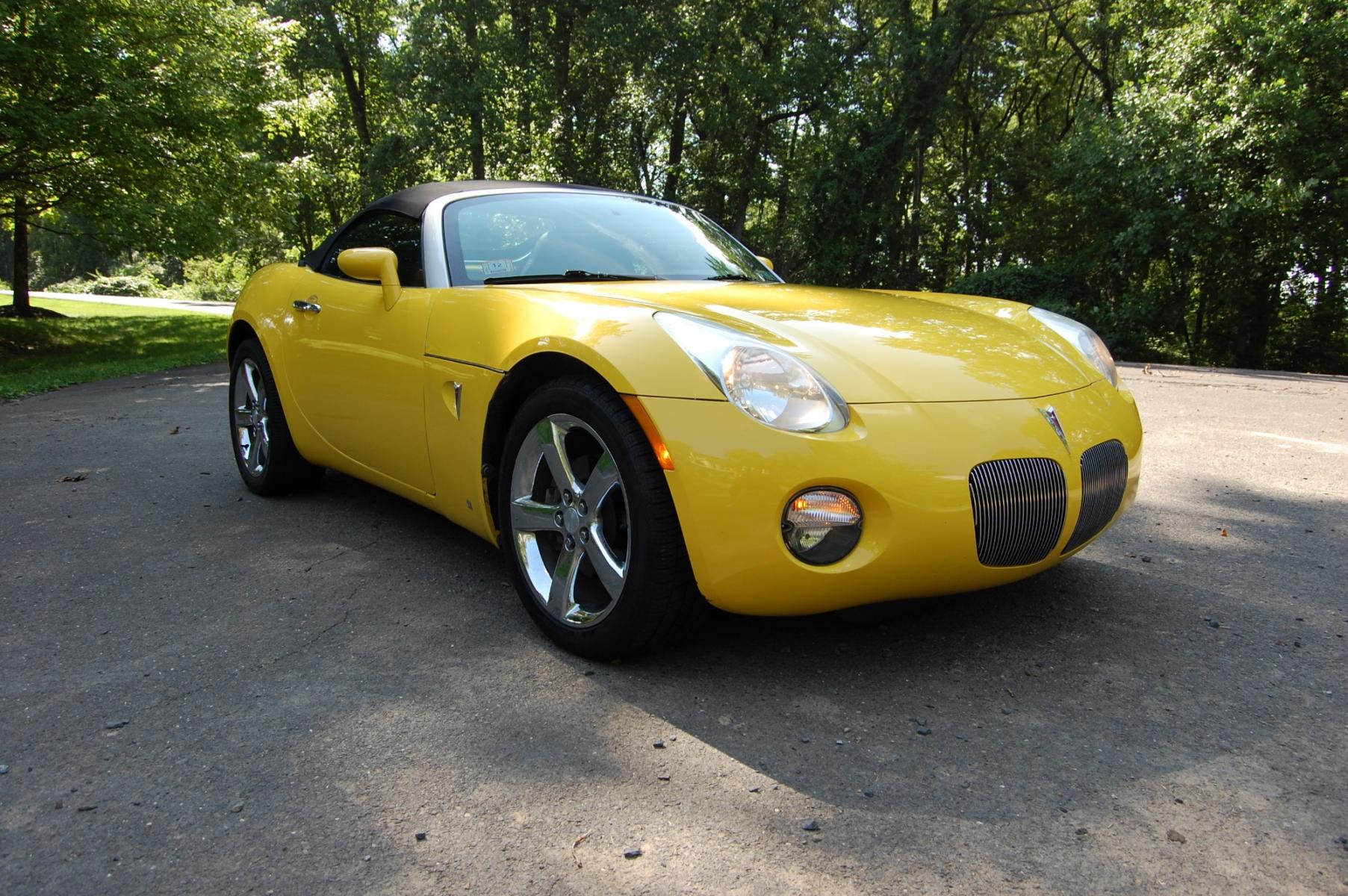 2007 Yellow /Black Leather Pontiac Solstice Base (1G2MB35B97Y) with an 2.4L L4 DOHC 16V engine, Manual transmission, located at 6528 Lower York Road, New Hope, PA, 18938, (215) 862-9555, 40.358707, -74.977882 - Here we have a Pontiac Solstice with a 2.4L 4 cylinder engine putting power to the rear wheels via a 5 speed manual transmission. The interior offers black leather, cruise control, tilt steering wheel, A/C, roll up windows, manual locks, AM/FM/CD/AUX radio, drivers/passengers front airbags for safet - Photo #7