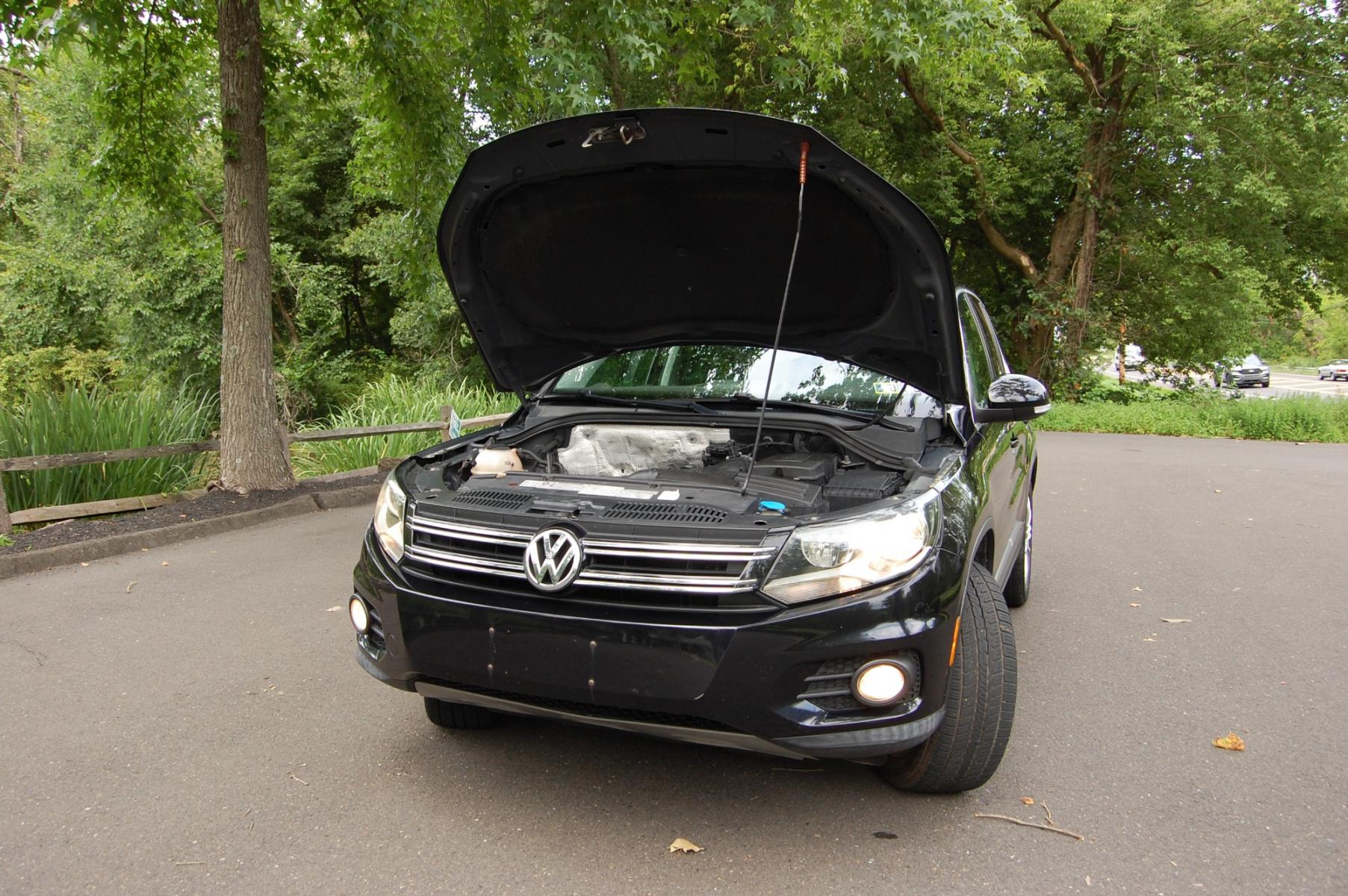 2012 Black /Black Leather Volkswagen Tiguan SE 4Motion (WVGBV7AX8CW) with an 2.0L L4 DOHC 16V TURBO engine, 6-Speed Automatic transmission, located at 6528 Lower York Road, New Hope, PA, 18938, (215) 862-9555, 40.358707, -74.977882 - Photo #20