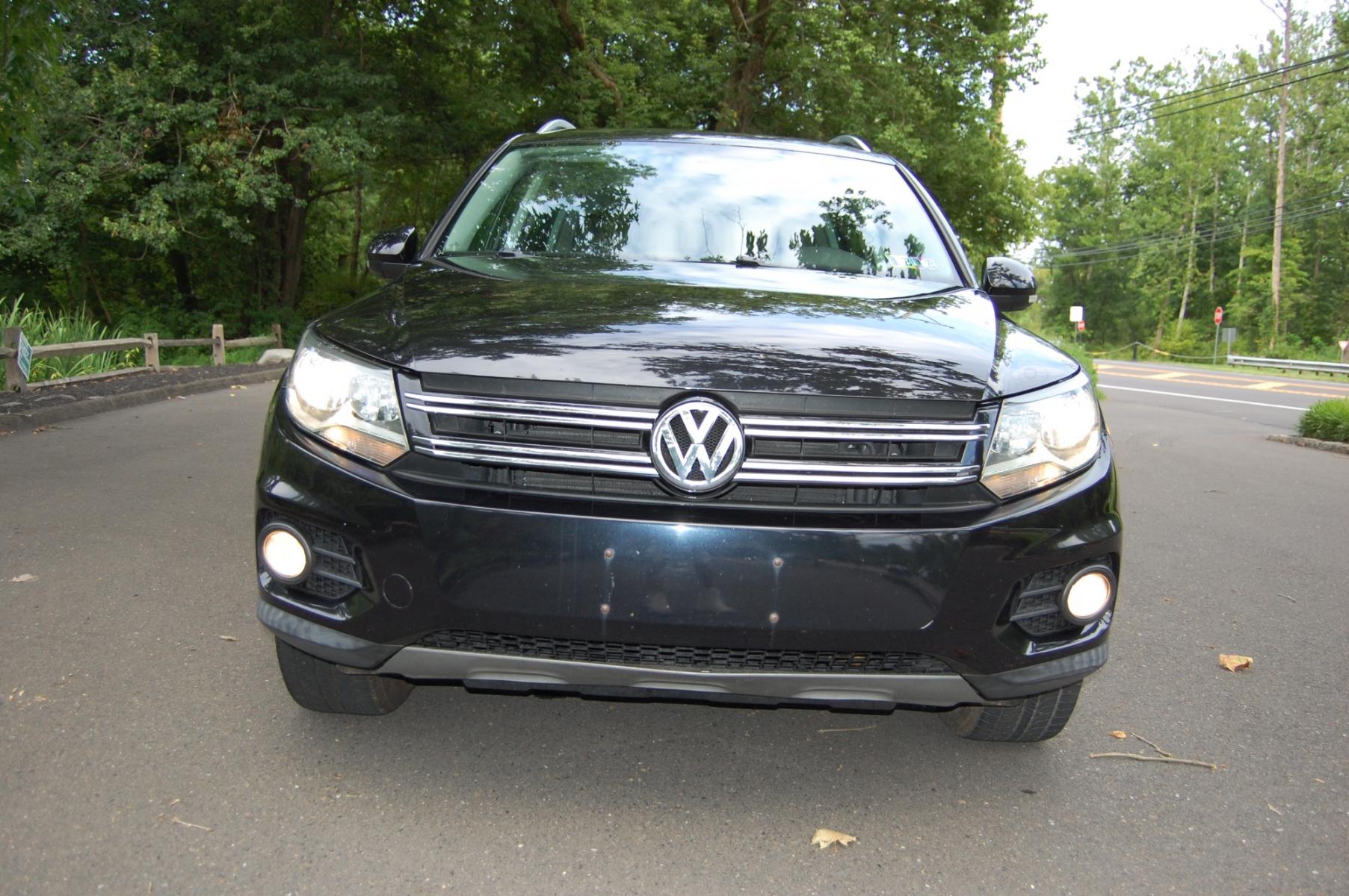 2012 Black /Black Leather Volkswagen Tiguan SE 4Motion (WVGBV7AX8CW) with an 2.0L L4 DOHC 16V TURBO engine, 6-Speed Automatic transmission, located at 6528 Lower York Road, New Hope, PA, 18938, (215) 862-9555, 40.358707, -74.977882 - Photo #6