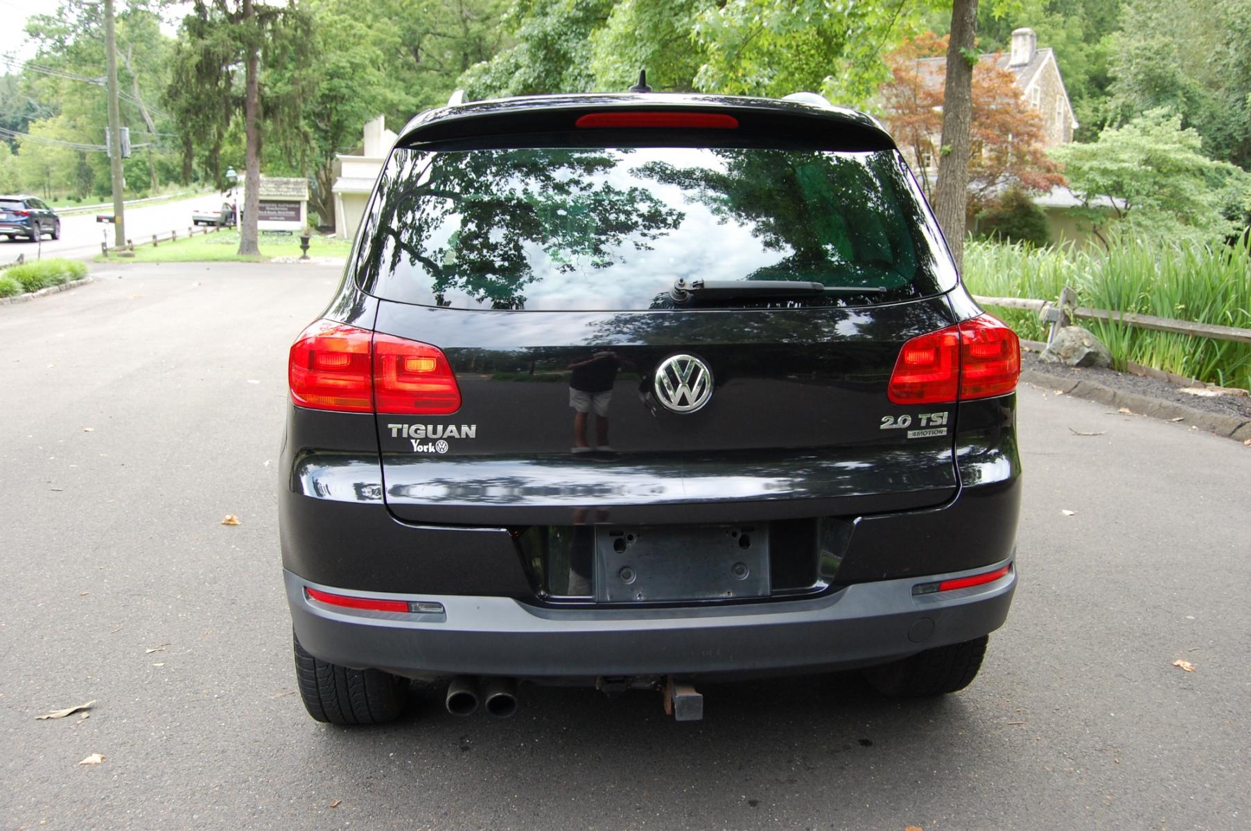 2012 Black /Black Leather Volkswagen Tiguan SE 4Motion (WVGBV7AX8CW) with an 2.0L L4 DOHC 16V TURBO engine, 6-Speed Automatic transmission, located at 6528 Lower York Road, New Hope, PA, 18938, (215) 862-9555, 40.358707, -74.977882 - Photo #7