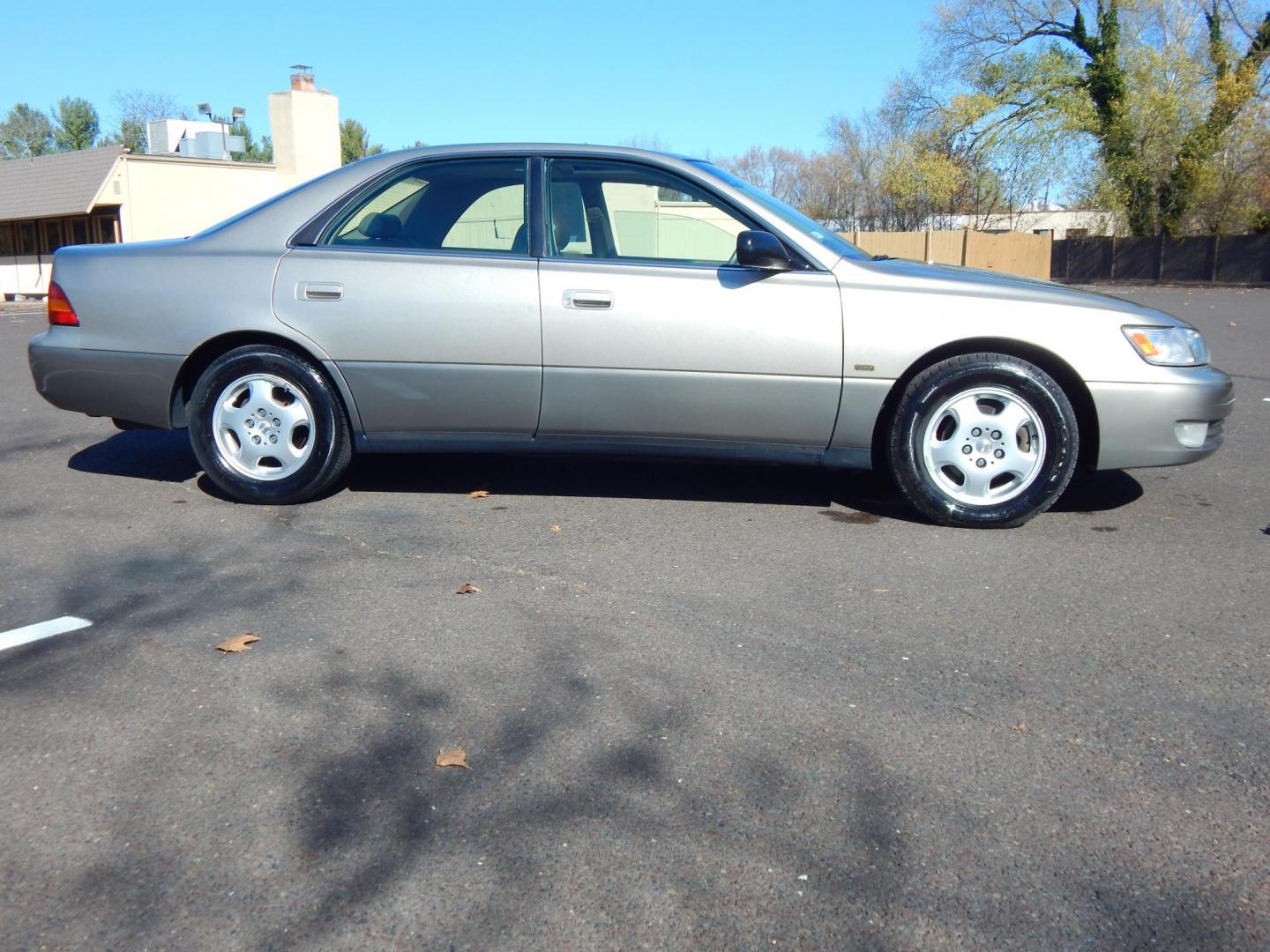 1999 Gold /Tan Leather Lexus ES 300 Base (JT8BF28G7X5) with an 3.0L V6 DOHC 24V engine, 4-Speed Automatic Overdrive transmission, located at 6528 Lower York Road, New Hope, PA, 18938, (215) 862-9555, 40.358707, -74.977882 - Photo#5