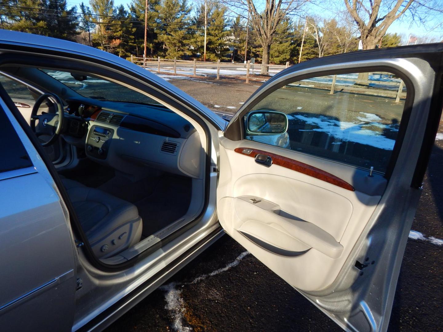 2010 Silver /Gray Leather Buick Lucerne CXL (1G4HC5EM8AU) with an 3.9L V6 OHV 12V engine, 4-Speed Automatic transmission, located at 6528 Lower York Road, New Hope, PA, 18938, (215) 862-9555, 40.358707, -74.977882 - Photo#15