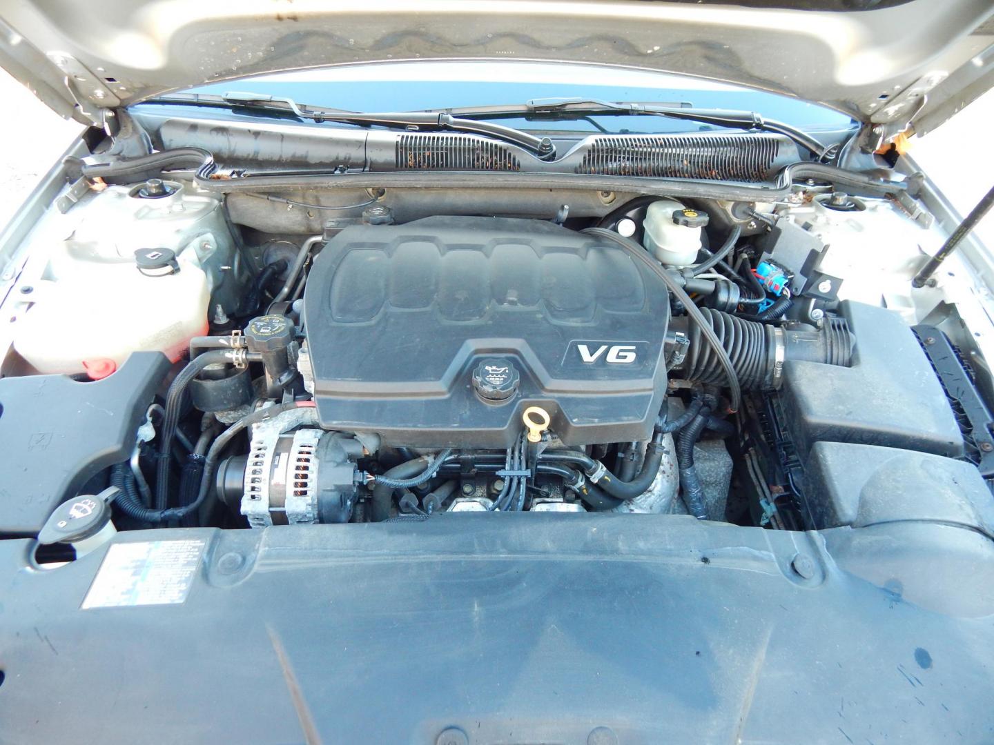 2010 Silver /Gray Leather Buick Lucerne CXL (1G4HC5EM8AU) with an 3.9L V6 OHV 12V engine, 4-Speed Automatic transmission, located at 6528 Lower York Road, New Hope, PA, 18938, (215) 862-9555, 40.358707, -74.977882 - Photo#20