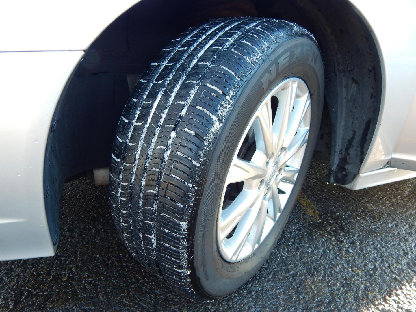 2010 Silver /Gray Leather Buick Lucerne CXL (1G4HC5EM8AU) with an 3.9L V6 OHV 12V engine, 4-Speed Automatic transmission, located at 6528 Lower York Road, New Hope, PA, 18938, (215) 862-9555, 40.358707, -74.977882 - Photo#21