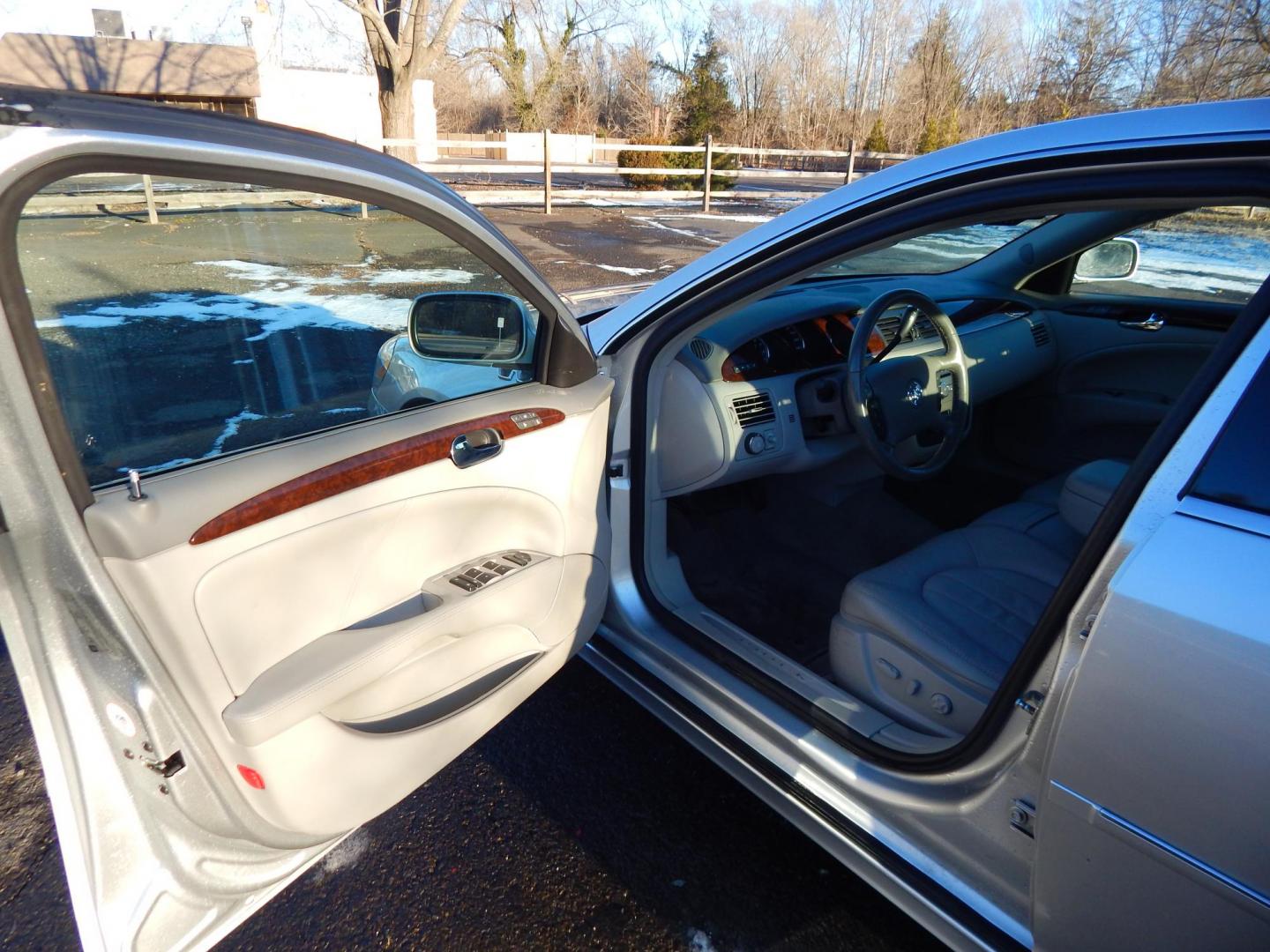 2010 Silver /Gray Leather Buick Lucerne CXL (1G4HC5EM8AU) with an 3.9L V6 OHV 12V engine, 4-Speed Automatic transmission, located at 6528 Lower York Road, New Hope, PA, 18938, (215) 862-9555, 40.358707, -74.977882 - Photo#8