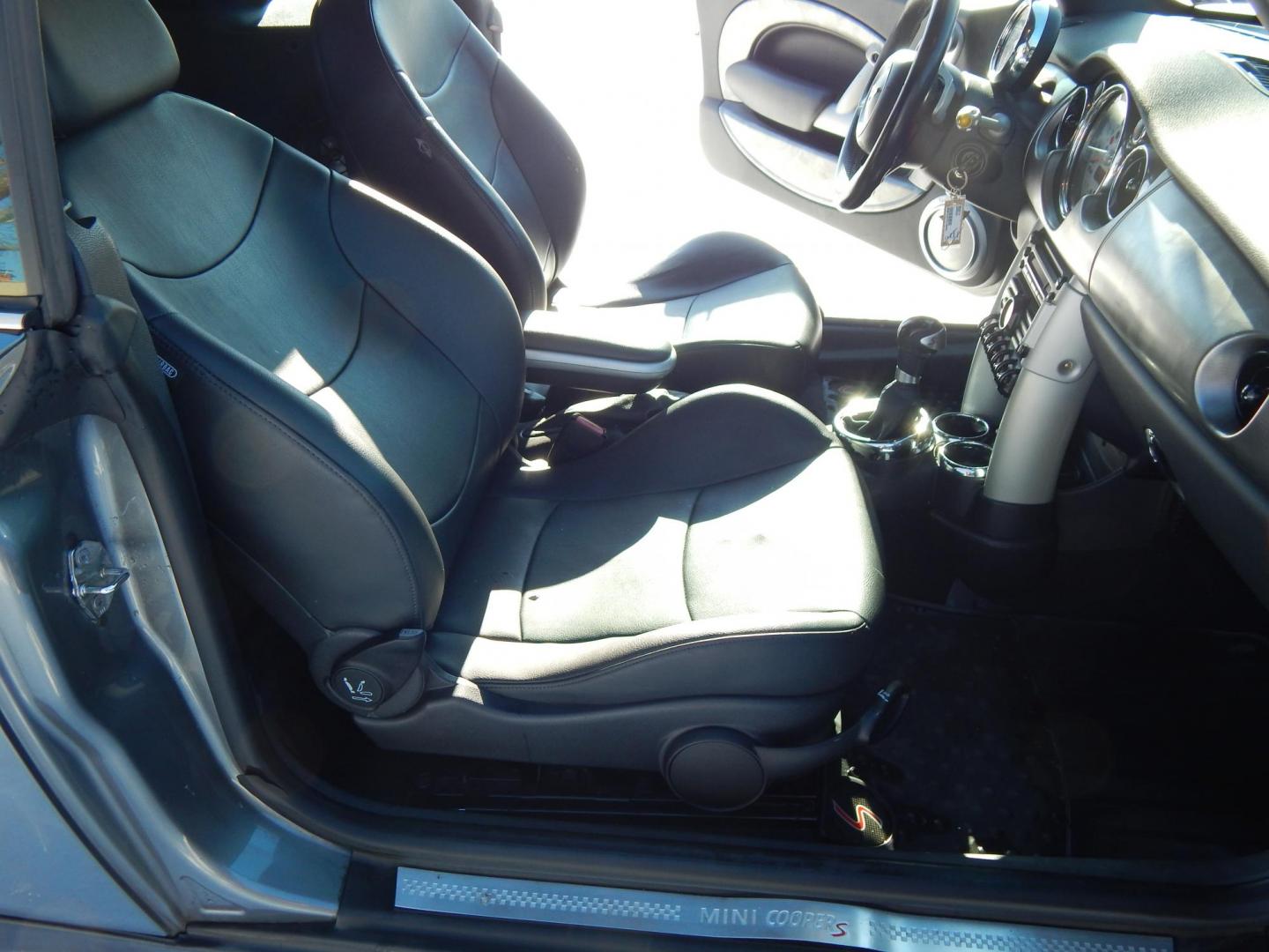 2008 Gray /Black leather Mini Cooper S Convertible (WMWRH33538T) with an 1.6L L4 DOHC 16V turbocharged engine, Automatic transmission, located at 6528 Lower York Road, New Hope, PA, 18938, (215) 862-9555, 40.358707, -74.977882 - Photo#16
