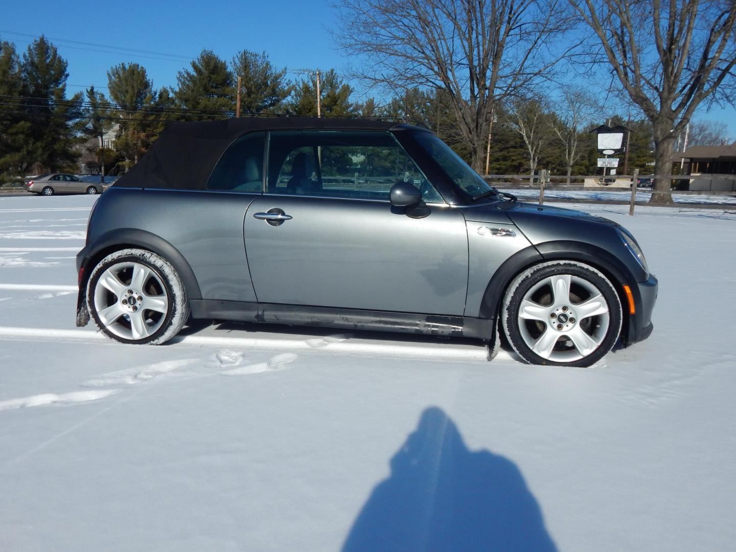 2008 Gray /Black leather Mini Cooper S Convertible (WMWRH33538T) with an 1.6L L4 DOHC 16V turbocharged engine, Automatic transmission, located at 6528 Lower York Road, New Hope, PA, 18938, (215) 862-9555, 40.358707, -74.977882 - Photo#2