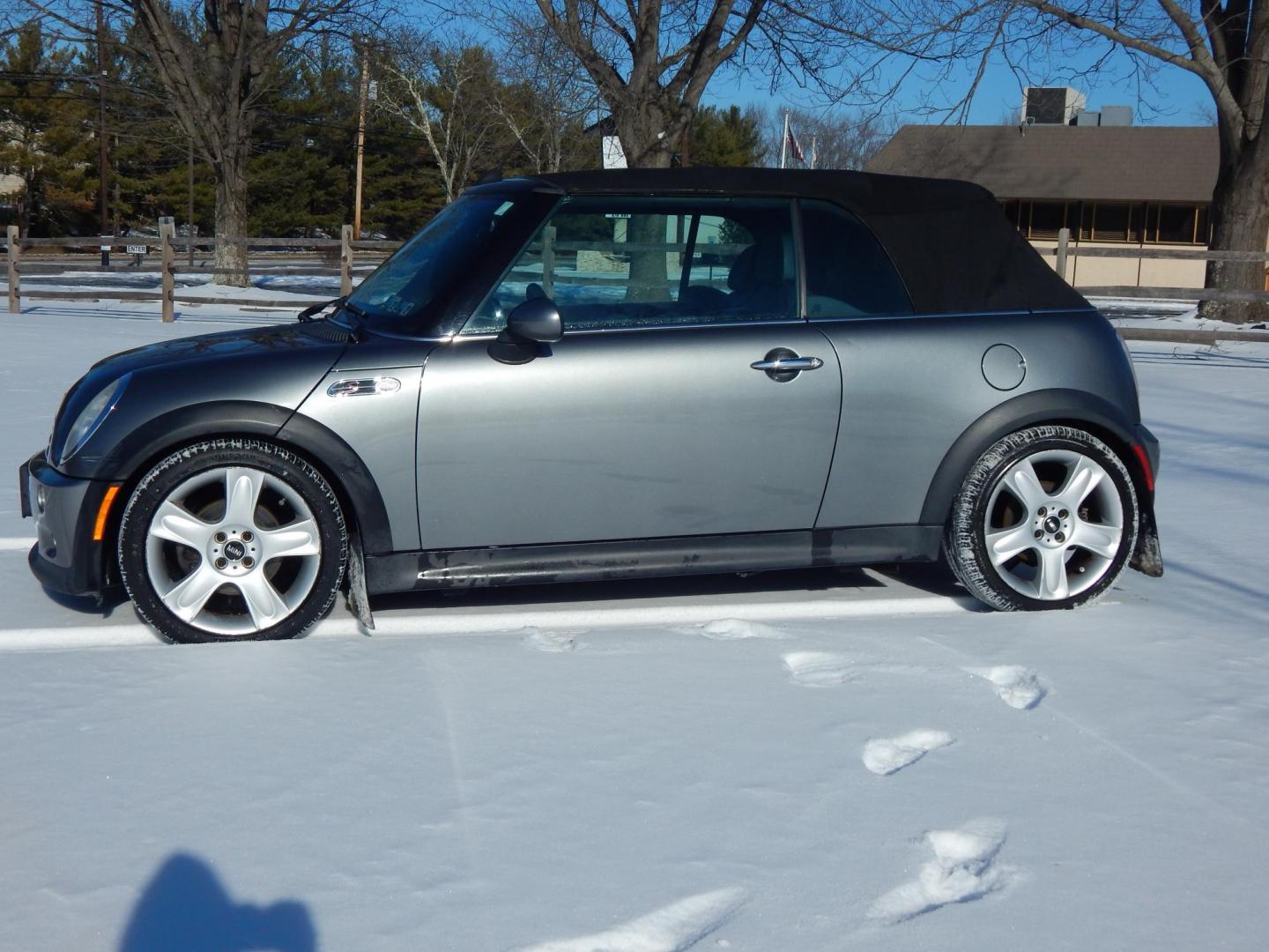 2008 Gray /Black leather Mini Cooper S Convertible (WMWRH33538T) with an 1.6L L4 DOHC 16V turbocharged engine, Automatic transmission, located at 6528 Lower York Road, New Hope, PA, 18938, (215) 862-9555, 40.358707, -74.977882 - Photo#4