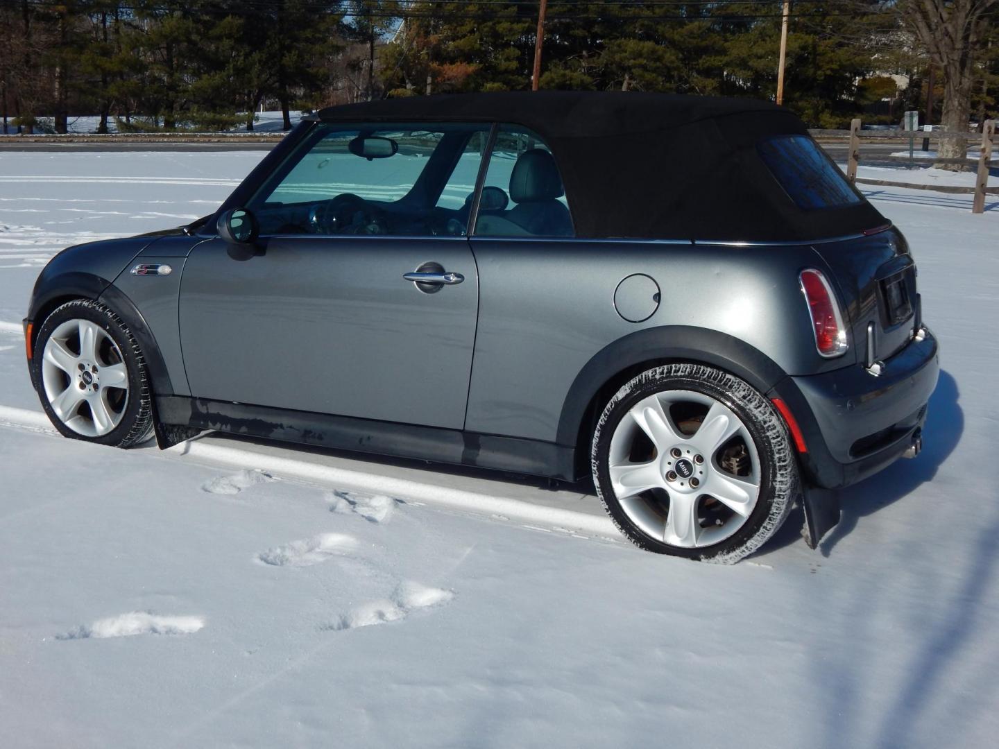 2008 Gray /Black leather Mini Cooper S Convertible (WMWRH33538T) with an 1.6L L4 DOHC 16V turbocharged engine, Automatic transmission, located at 6528 Lower York Road, New Hope, PA, 18938, (215) 862-9555, 40.358707, -74.977882 - Photo#7
