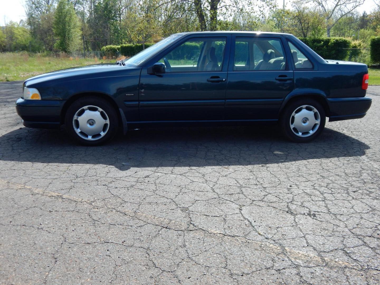 1998 Green /Tan Volvo S70 Base (YV1LS5579W2) with an 2.4L L5 DOHC 20V engine, Automatic transmission, located at 6528 Lower York Road, New Hope, PA, 18938, (215) 862-9555, 40.358707, -74.977882 - Here we have a '98 Volvo S70 with a 2.4L inline 5 cylinder putting power to the front wheels via a smooth shifting automatic transmission. Options include: tan cloth, power drivers seat with memory, AM/FM/TAPE radio, heated front seats, dual climate control, tilt steering wheel, cruise control, powe - Photo#1