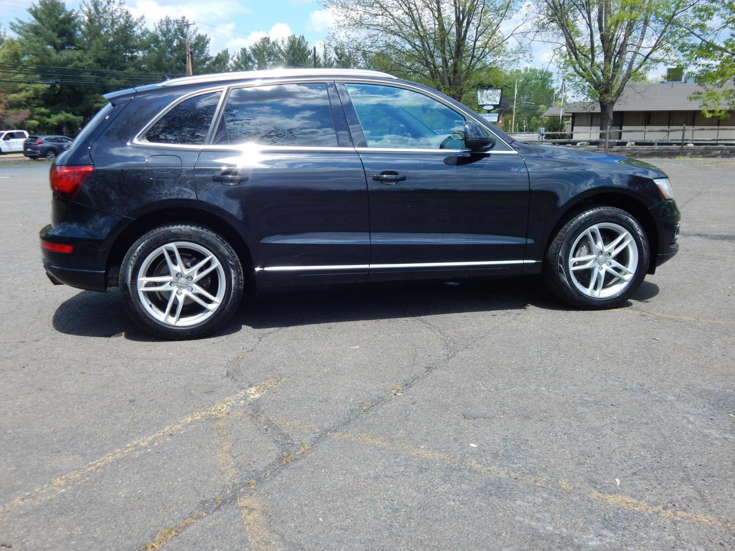2014 Black /Brown Audi Q5 2.0 quattro Premium (WA1LFAFP0EA) with an 2.0L L4 DOHC 16V engine, 6-Speed Automatic transmission, located at 6528 Lower York Road, New Hope, PA, 18938, (215) 862-9555, 40.358707, -74.977882 - Here we have a 2014 Audi Q5 Premium Plus with a 2.0L inline 4 cylinder turbo engine putting power to all four wheels via an automatic transmission. Options include: brown leather, dual power seats, panoramic sunroof, push button start, dual climate controls, AM/FM/CD/MEDIA radio with navigation, til - Photo#4
