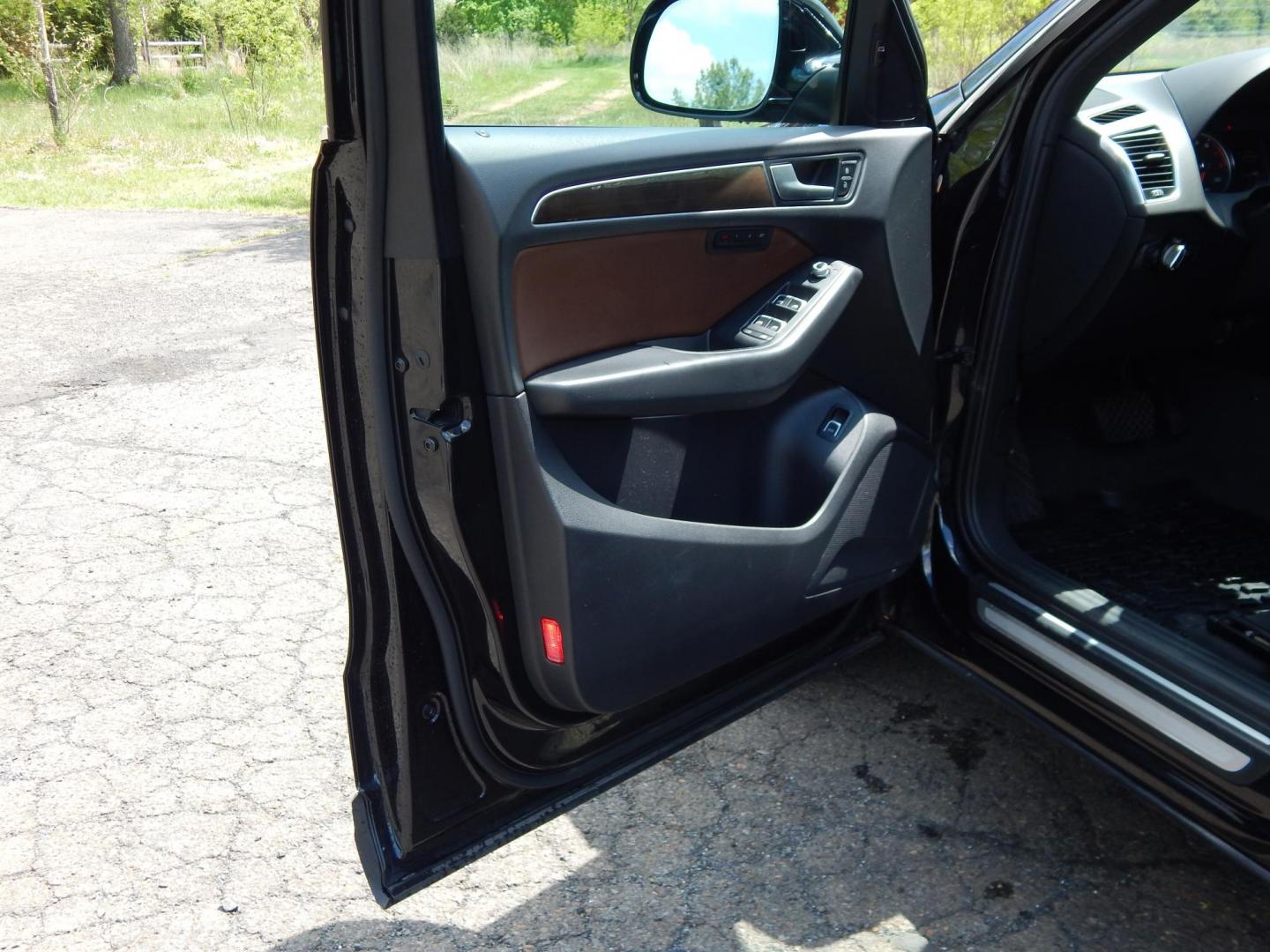 2014 Black /Brown Audi Q5 2.0 quattro Premium (WA1LFAFP0EA) with an 2.0L L4 DOHC 16V engine, 6-Speed Automatic transmission, located at 6528 Lower York Road, New Hope, PA, 18938, (215) 862-9555, 40.358707, -74.977882 - Here we have a 2014 Audi Q5 Premium Plus with a 2.0L inline 4 cylinder turbo engine putting power to all four wheels via an automatic transmission. Options include: brown leather, dual power seats, panoramic sunroof, push button start, dual climate controls, AM/FM/CD/MEDIA radio with navigation, til - Photo#8