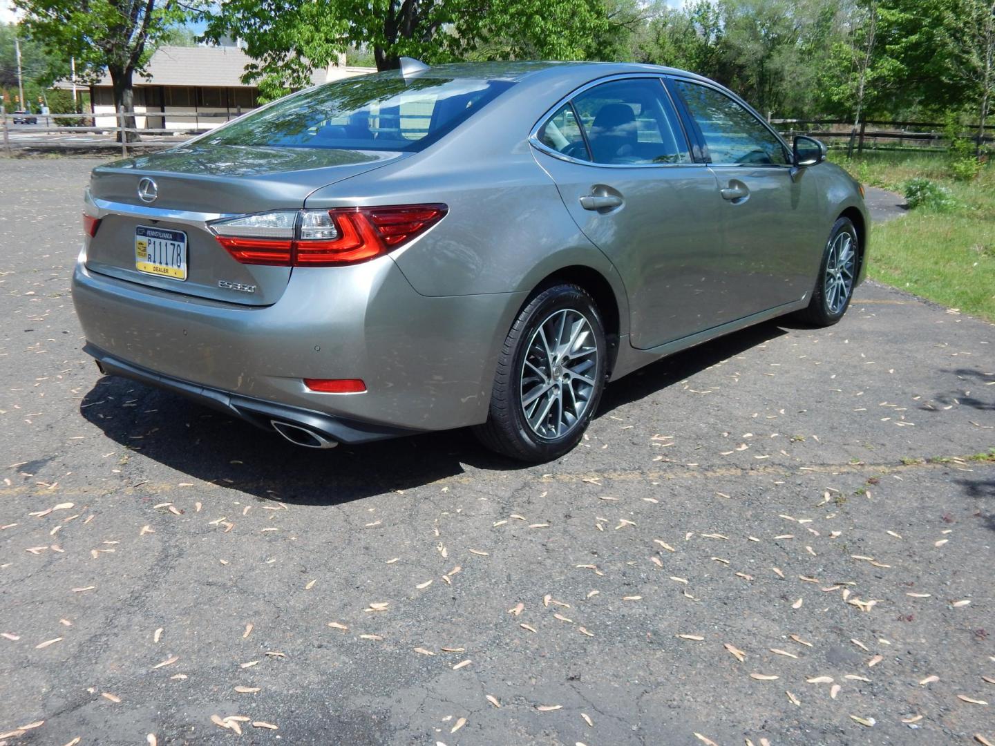 2018 Silver /black Lexus ES 350 Sedan (58ABK1GG2JU) with an 3.5L V6 DOHC 24V engine, 6A transmission, located at 6528 Lower York Road, New Hope, PA, 18938, (215) 862-9555, 40.358707, -74.977882 - Here we have a beautiful, 2 owner, Lexus ES350 with a 3.5L V6 putting power to the front wheels via a smooth shifting automatic transmission. Options include: black leather with wood trim, power front seats, memory drivers seat, power windows/locks/mirrors, cooled and heated front seats, dual climat - Photo#5