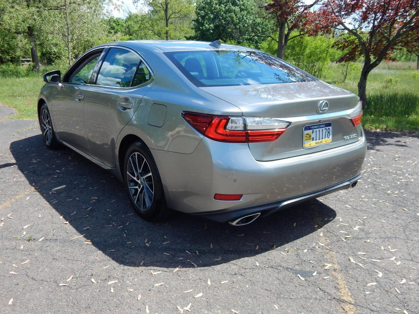 2018 Silver /black Lexus ES 350 Sedan (58ABK1GG2JU) with an 3.5L V6 DOHC 24V engine, 6A transmission, located at 6528 Lower York Road, New Hope, PA, 18938, (215) 862-9555, 40.358707, -74.977882 - Here we have a beautiful, 2 owner, Lexus ES350 with a 3.5L V6 putting power to the front wheels via a smooth shifting automatic transmission. Options include: black leather with wood trim, power front seats, memory drivers seat, power windows/locks/mirrors, cooled and heated front seats, dual climat - Photo#4