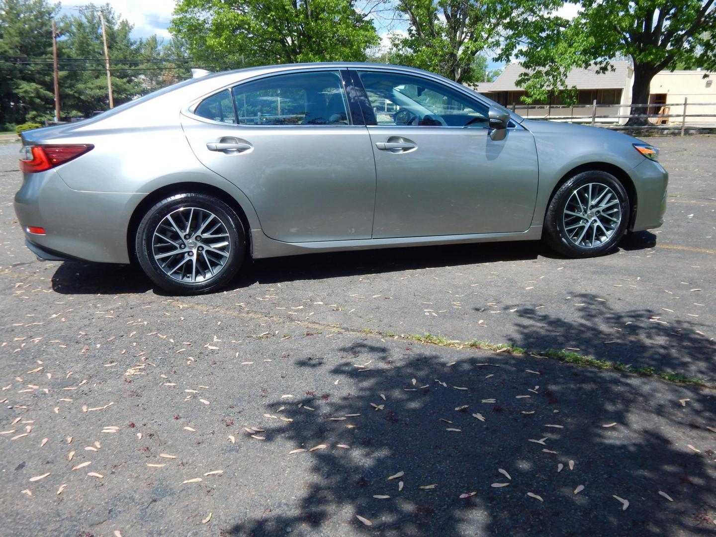 2018 Silver /black Lexus ES 350 Sedan (58ABK1GG2JU) with an 3.5L V6 DOHC 24V engine, 6A transmission, located at 6528 Lower York Road, New Hope, PA, 18938, (215) 862-9555, 40.358707, -74.977882 - Here we have a beautiful, 2 owner, Lexus ES350 with a 3.5L V6 putting power to the front wheels via a smooth shifting automatic transmission. Options include: black leather with wood trim, power front seats, memory drivers seat, power windows/locks/mirrors, cooled and heated front seats, dual climat - Photo#6