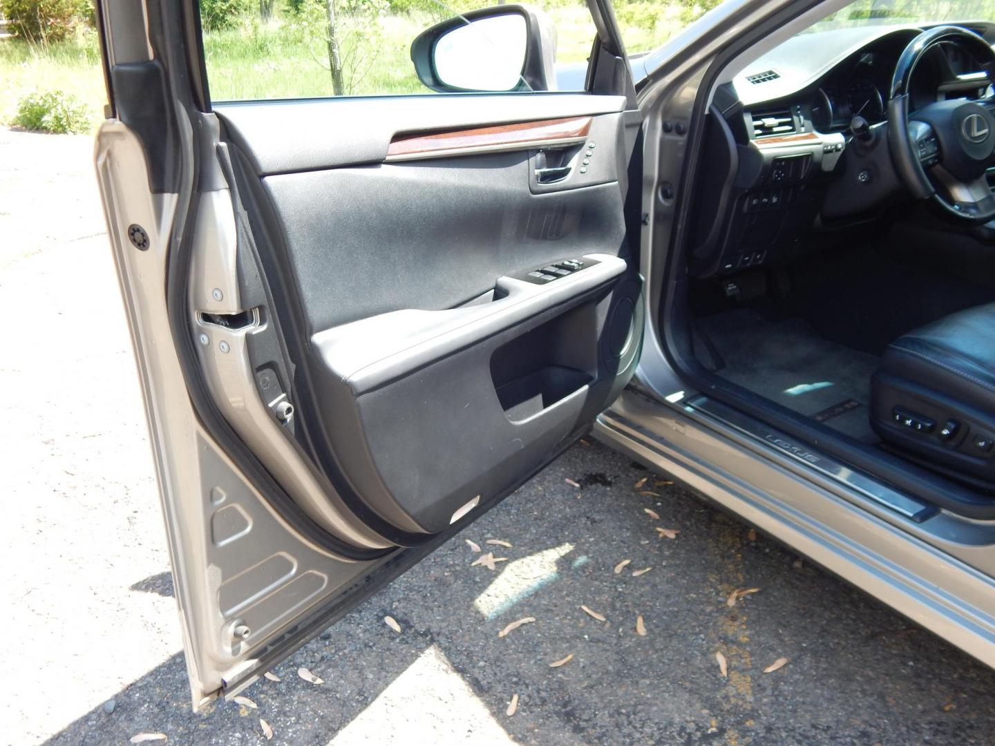 2018 Silver /black Lexus ES 350 Sedan (58ABK1GG2JU) with an 3.5L V6 DOHC 24V engine, 6A transmission, located at 6528 Lower York Road, New Hope, PA, 18938, (215) 862-9555, 40.358707, -74.977882 - Here we have a beautiful, 2 owner, Lexus ES350 with a 3.5L V6 putting power to the front wheels via a smooth shifting automatic transmission. Options include: black leather with wood trim, power front seats, memory drivers seat, power windows/locks/mirrors, cooled and heated front seats, dual climat - Photo#10