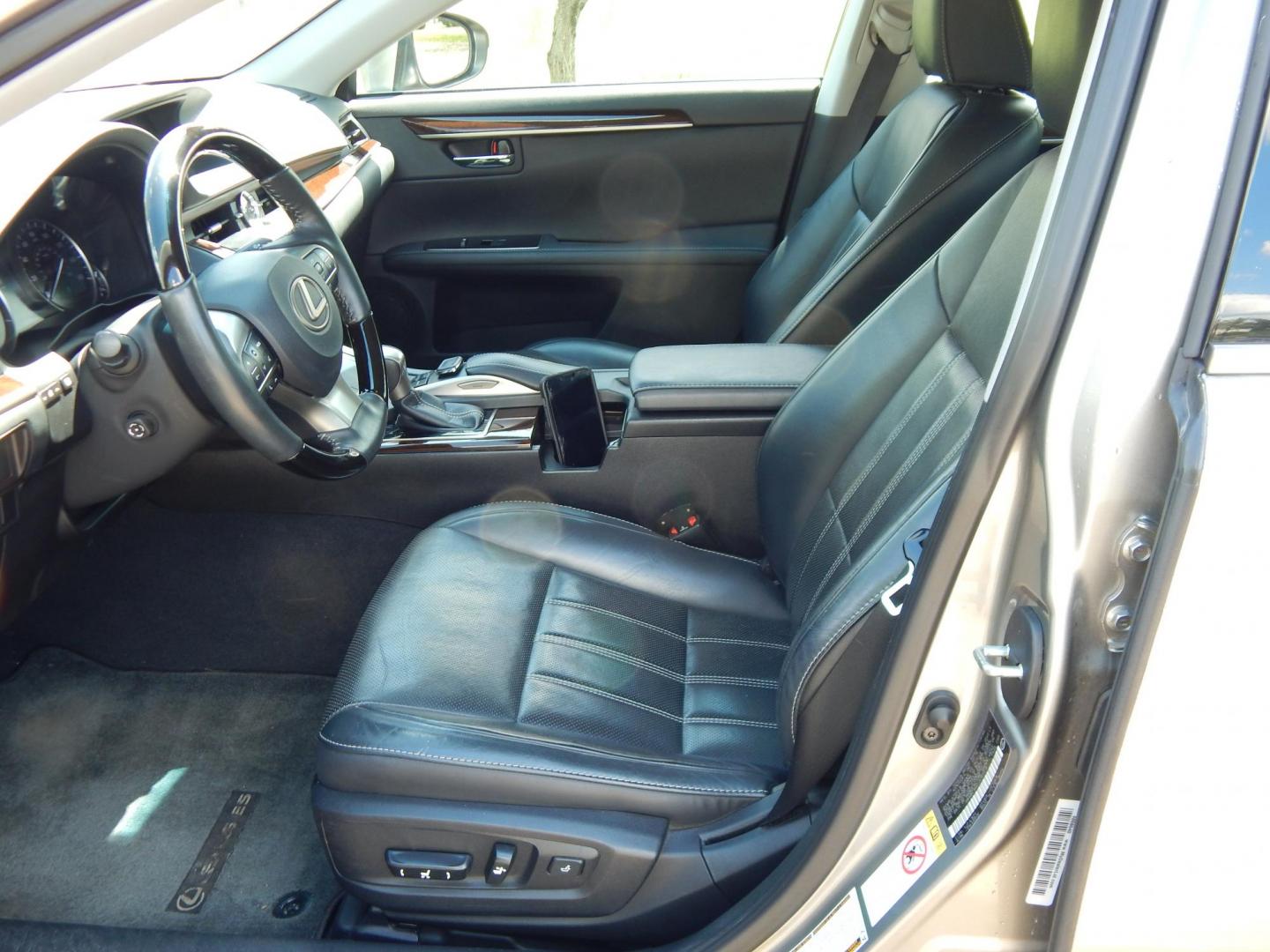 2018 Silver /black Lexus ES 350 Sedan (58ABK1GG2JU) with an 3.5L V6 DOHC 24V engine, 6A transmission, located at 6528 Lower York Road, New Hope, PA, 18938, (215) 862-9555, 40.358707, -74.977882 - Here we have a beautiful, 2 owner, Lexus ES350 with a 3.5L V6 putting power to the front wheels via a smooth shifting automatic transmission. Options include: black leather with wood trim, power front seats, memory drivers seat, power windows/locks/mirrors, cooled and heated front seats, dual climat - Photo#11