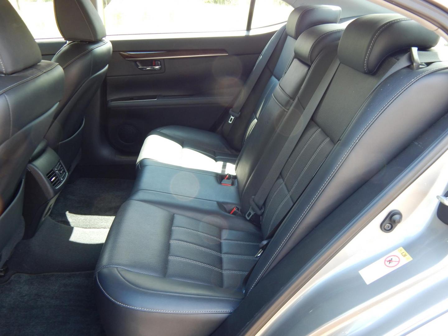 2018 Silver /black Lexus ES 350 Sedan (58ABK1GG2JU) with an 3.5L V6 DOHC 24V engine, 6A transmission, located at 6528 Lower York Road, New Hope, PA, 18938, (215) 862-9555, 40.358707, -74.977882 - Here we have a beautiful, 2 owner, Lexus ES350 with a 3.5L V6 putting power to the front wheels via a smooth shifting automatic transmission. Options include: black leather with wood trim, power front seats, memory drivers seat, power windows/locks/mirrors, cooled and heated front seats, dual climat - Photo#12