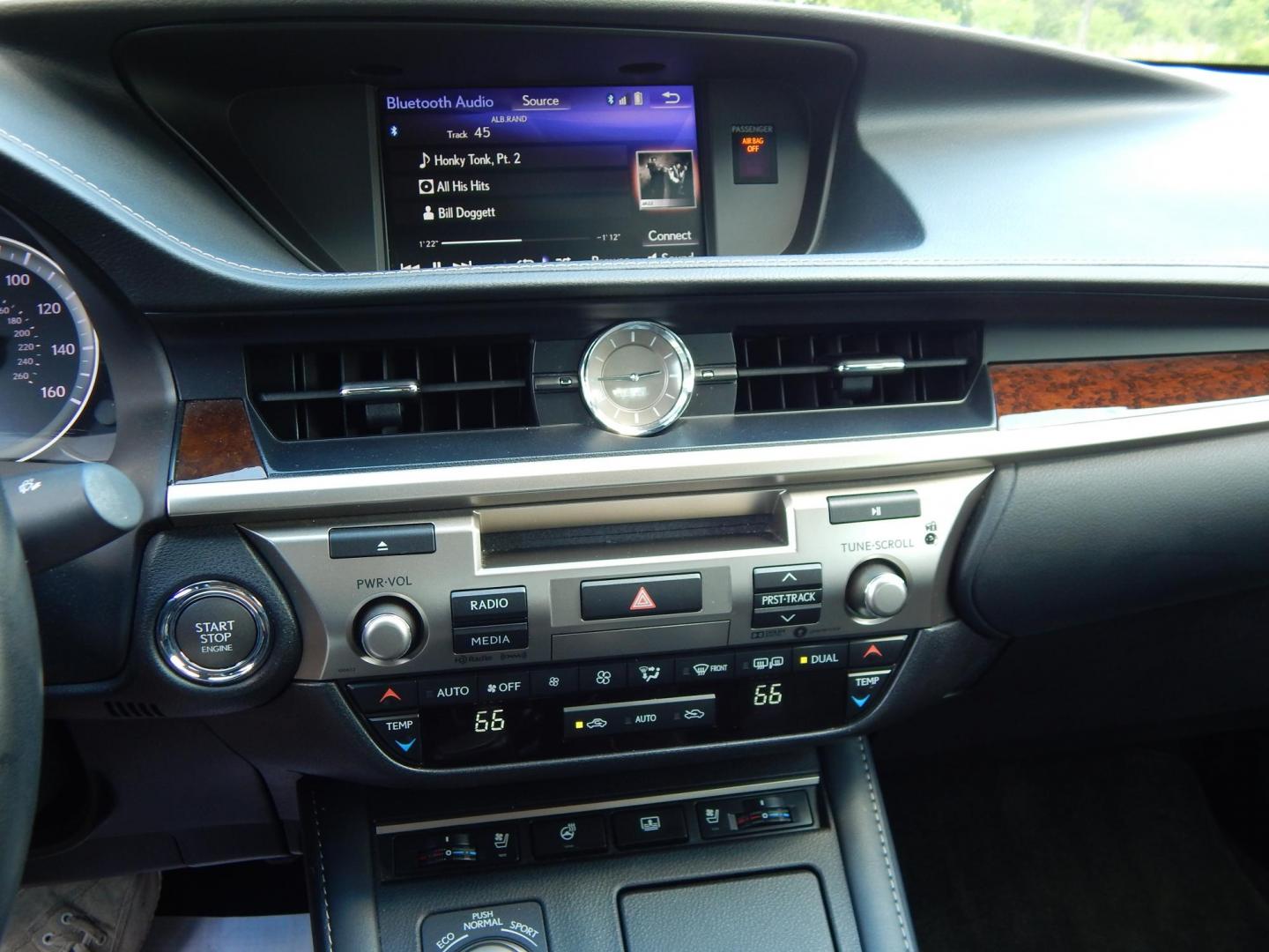 2018 Silver /black Lexus ES 350 Sedan (58ABK1GG2JU) with an 3.5L V6 DOHC 24V engine, 6A transmission, located at 6528 Lower York Road, New Hope, PA, 18938, (215) 862-9555, 40.358707, -74.977882 - Here we have a beautiful, 2 owner, Lexus ES350 with a 3.5L V6 putting power to the front wheels via a smooth shifting automatic transmission. Options include: black leather with wood trim, power front seats, memory drivers seat, power windows/locks/mirrors, cooled and heated front seats, dual climat - Photo#25