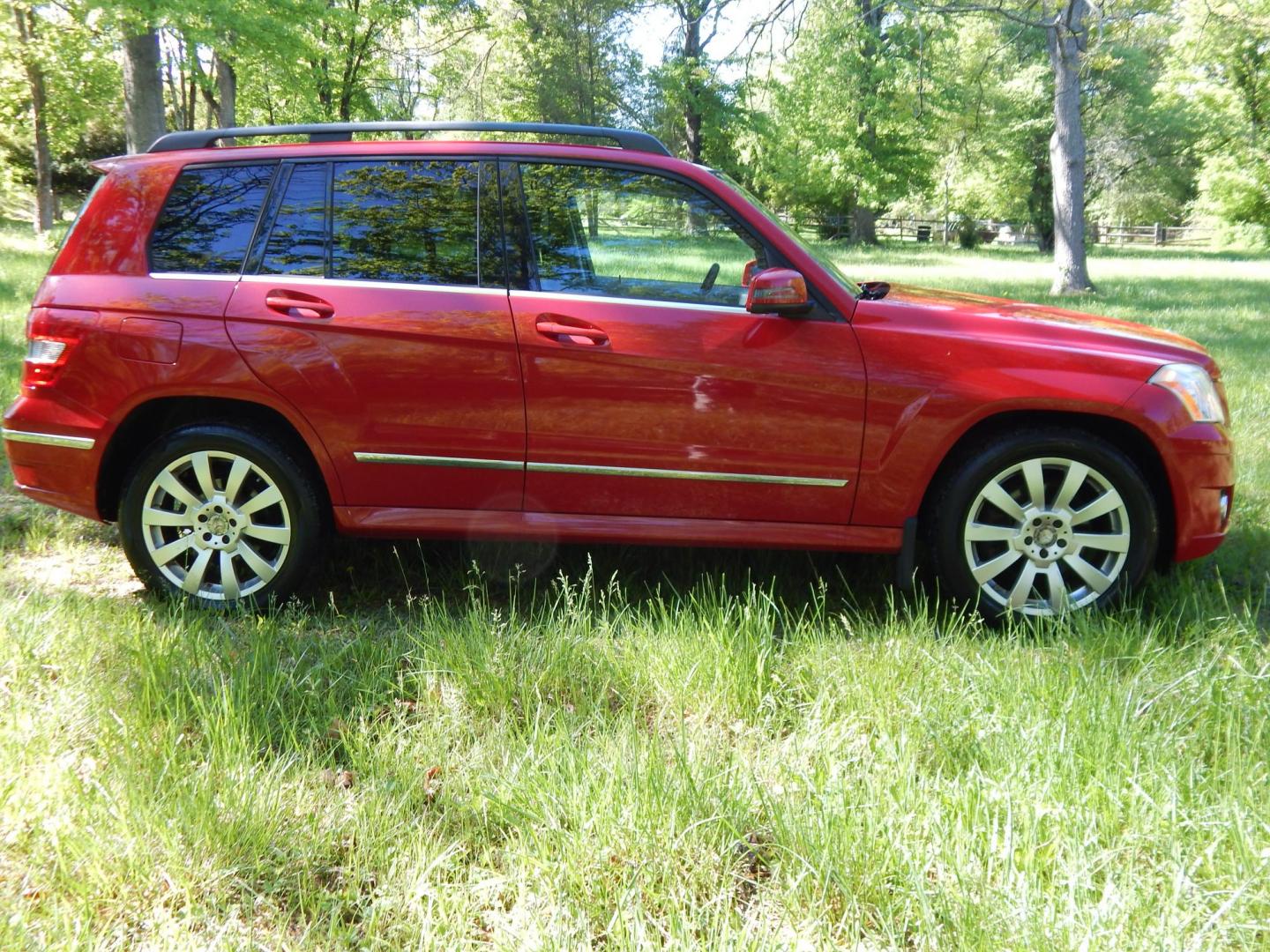 2011 Red /Black Mercedes-Benz GLK-Class GLK350 4MATIC (WDCGG8HB7BF) with an 3.5L V6 engine, 7-Speed Automatic transmission, located at 6528 Lower York Road, New Hope, PA, 18938, (215) 862-9555, 40.358707, -74.977882 - Photo#4