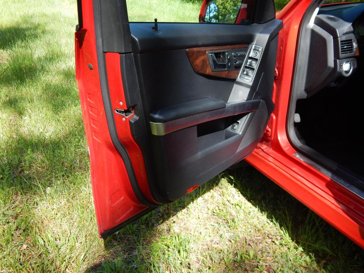 2011 Red /Black Mercedes-Benz GLK-Class GLK350 4MATIC (WDCGG8HB7BF) with an 3.5L V6 engine, 7-Speed Automatic transmission, located at 6528 Lower York Road, New Hope, PA, 18938, (215) 862-9555, 40.358707, -74.977882 - Photo#8