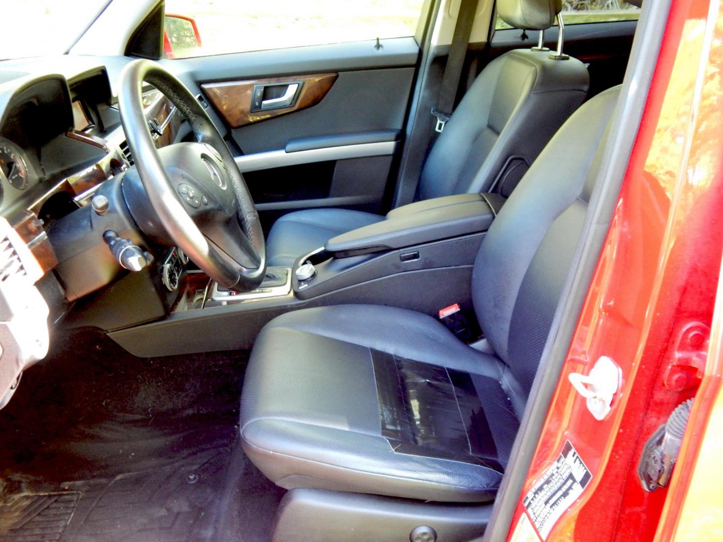2011 Red /Black Mercedes-Benz GLK-Class GLK350 4MATIC (WDCGG8HB7BF) with an 3.5L V6 engine, 7-Speed Automatic transmission, located at 6528 Lower York Road, New Hope, PA, 18938, (215) 862-9555, 40.358707, -74.977882 - Photo#9