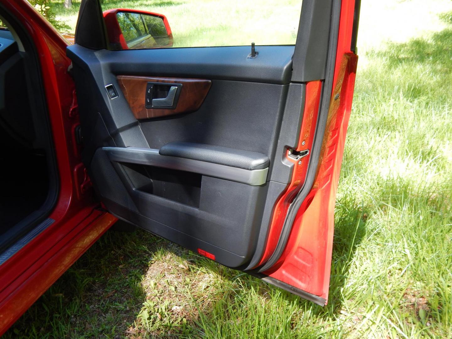 2011 Red /Black Mercedes-Benz GLK-Class GLK350 4MATIC (WDCGG8HB7BF) with an 3.5L V6 engine, 7-Speed Automatic transmission, located at 6528 Lower York Road, New Hope, PA, 18938, (215) 862-9555, 40.358707, -74.977882 - Photo#15