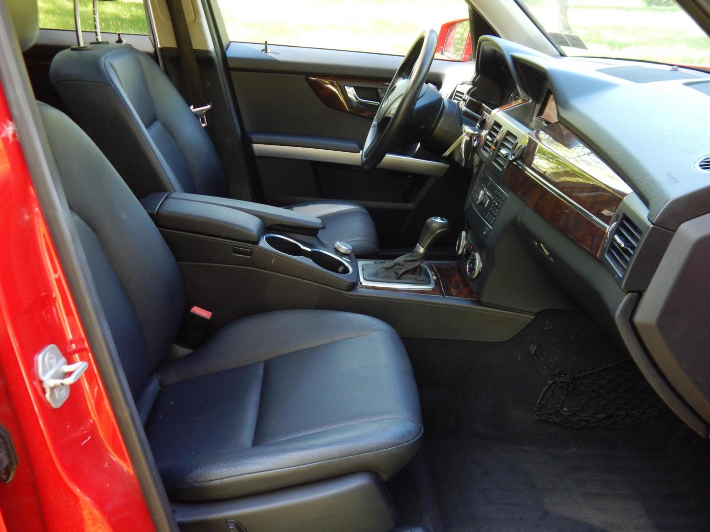 2011 Red /Black Mercedes-Benz GLK-Class GLK350 4MATIC (WDCGG8HB7BF) with an 3.5L V6 engine, 7-Speed Automatic transmission, located at 6528 Lower York Road, New Hope, PA, 18938, (215) 862-9555, 40.358707, -74.977882 - Photo#16