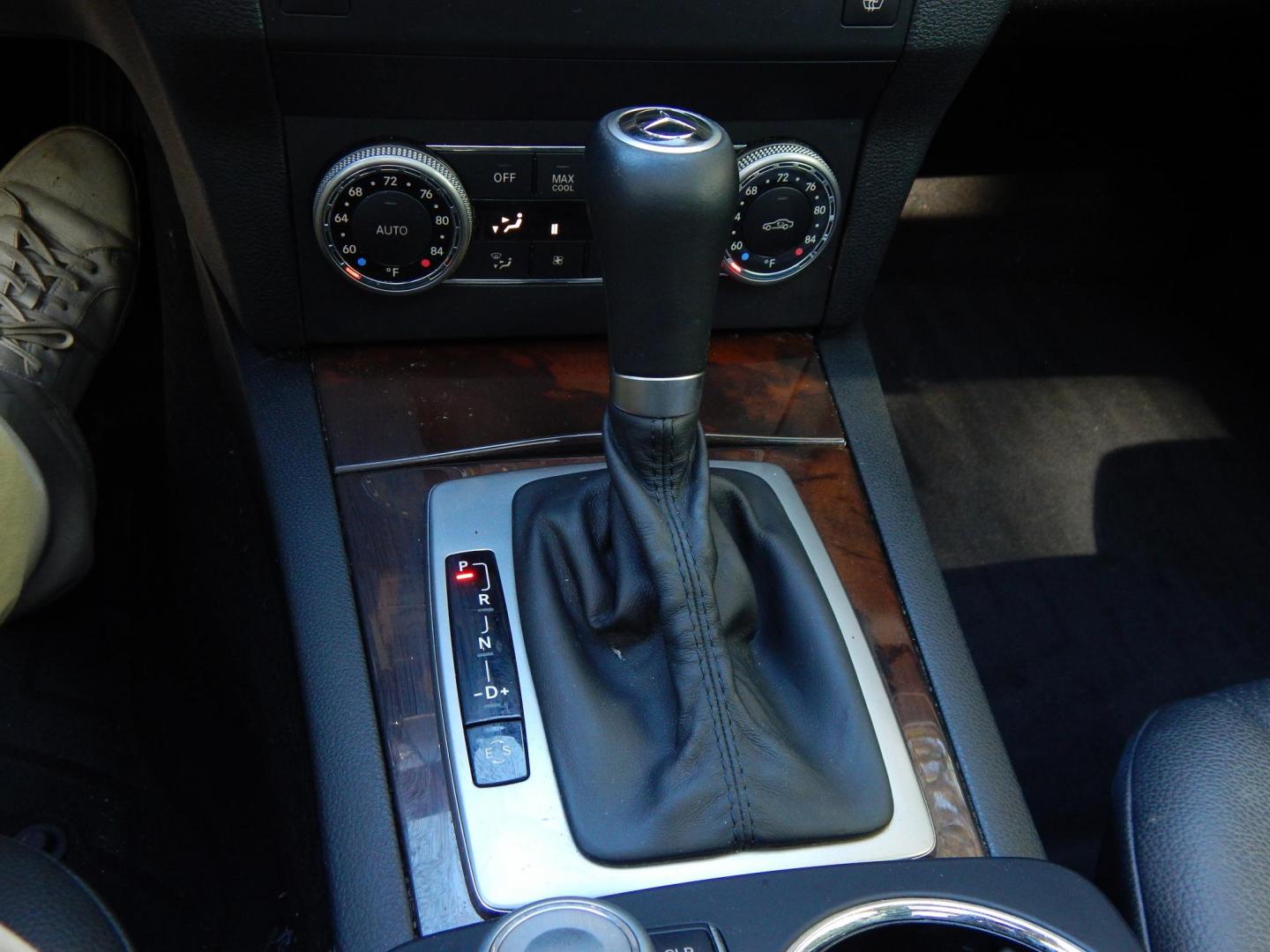 2011 Red /Black Mercedes-Benz GLK-Class GLK350 4MATIC (WDCGG8HB7BF) with an 3.5L V6 engine, 7-Speed Automatic transmission, located at 6528 Lower York Road, New Hope, PA, 18938, (215) 862-9555, 40.358707, -74.977882 - Photo#20
