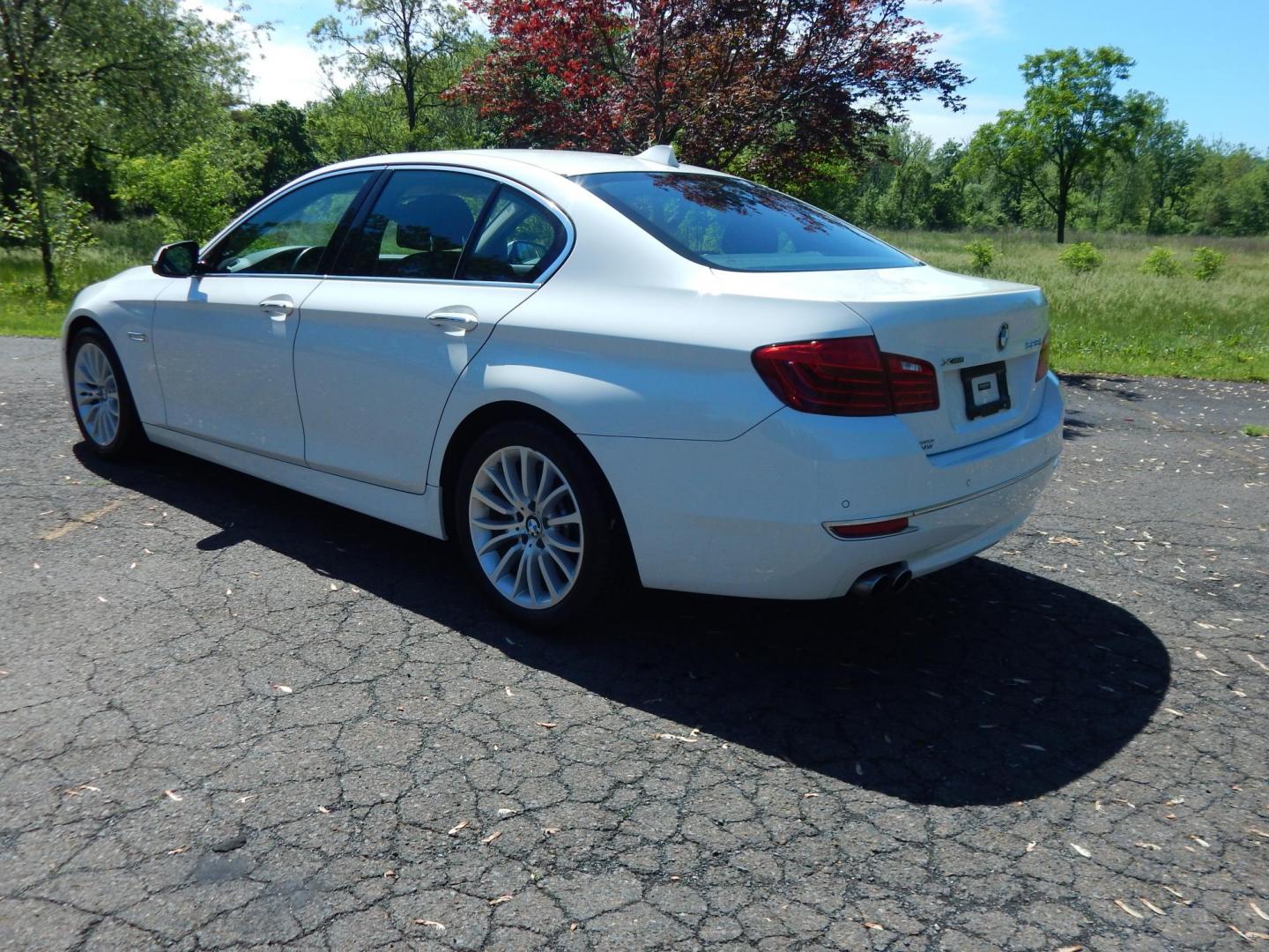 2014 White /Brown BMW 5-Series 528i xDrive (WBA5A7C50ED) with an 3.0L L6 DOHC 24V engine, 8-Speed Automatic transmission, located at 6528 Lower York Road, New Hope, PA, 18938, (215) 862-9555, 40.358707, -74.977882 - Here we have a beautiful running and driving BMW 5 series with a 2.0L 4 cylinder turbo engine putting power to all four wheels via a smooth shifting automatic transmission. Options include: brown leather with wood trim, dual power seats with memory settings, power sunroof, heated and cooled front se - Photo#2