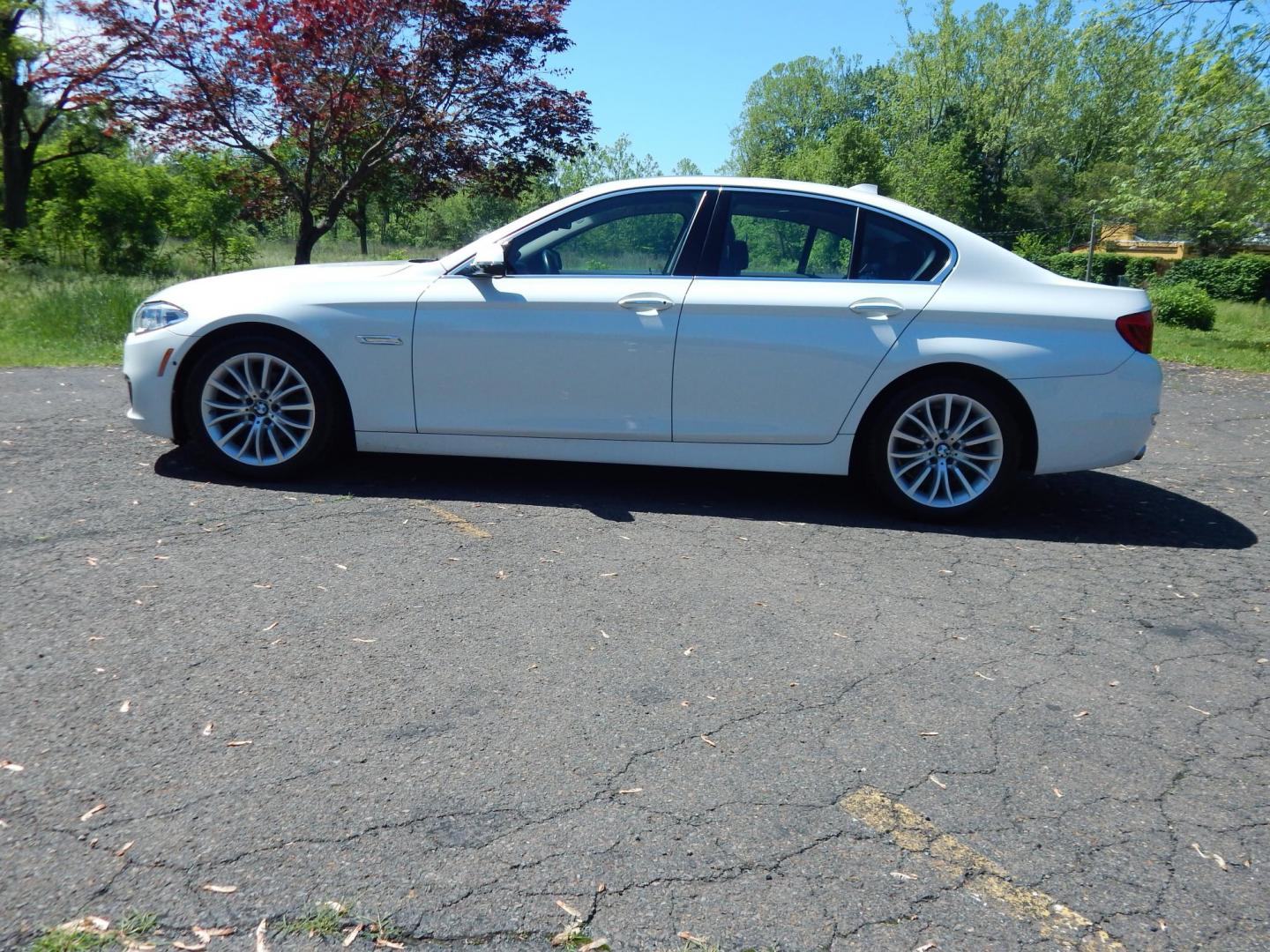 2014 White /Brown BMW 5-Series 528i xDrive (WBA5A7C50ED) with an 3.0L L6 DOHC 24V engine, 8-Speed Automatic transmission, located at 6528 Lower York Road, New Hope, PA, 18938, (215) 862-9555, 40.358707, -74.977882 - Here we have a beautiful running and driving BMW 5 series with a 2.0L 4 cylinder turbo engine putting power to all four wheels via a smooth shifting automatic transmission. Options include: brown leather with wood trim, dual power seats with memory settings, power sunroof, heated and cooled front se - Photo#1
