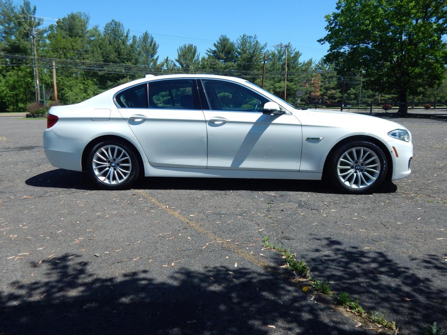 2014 White /Brown BMW 5-Series 528i xDrive (WBA5A7C50ED) with an 3.0L L6 DOHC 24V engine, 8-Speed Automatic transmission, located at 6528 Lower York Road, New Hope, PA, 18938, (215) 862-9555, 40.358707, -74.977882 - Here we have a beautiful running and driving BMW 5 series with a 2.0L 4 cylinder turbo engine putting power to all four wheels via a smooth shifting automatic transmission. Options include: brown leather with wood trim, dual power seats with memory settings, power sunroof, heated and cooled front se - Photo#4